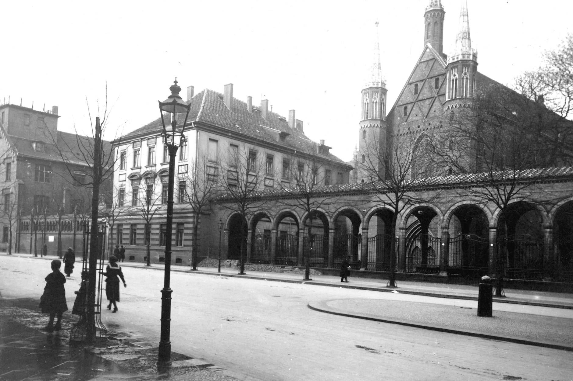 Ein Foto von 1905: Der Dauerstreit um das Graue Kloster Berlin-Mitte soll mit einem Vergleich beigelegt werden, der den Schulbau an historischer Stelle nahe dem Molkenmarkt möglich macht.