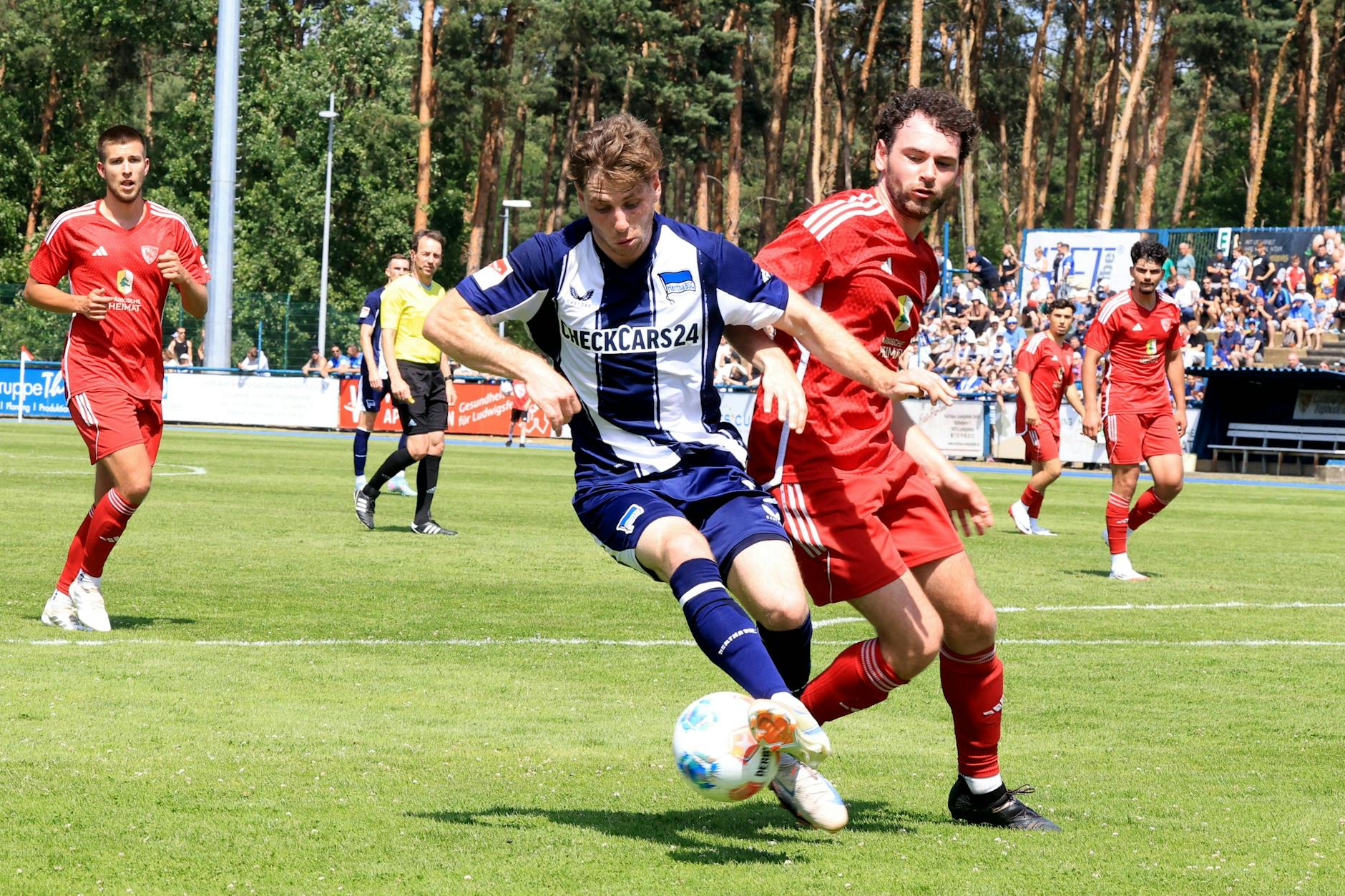 Knallhart in den Zweikämpfen und dazu viel Torgefahr: Herthas Neuzugang Leon Jensen drehte beim 3:0-Test in Ludwigsfelde richtig auf.