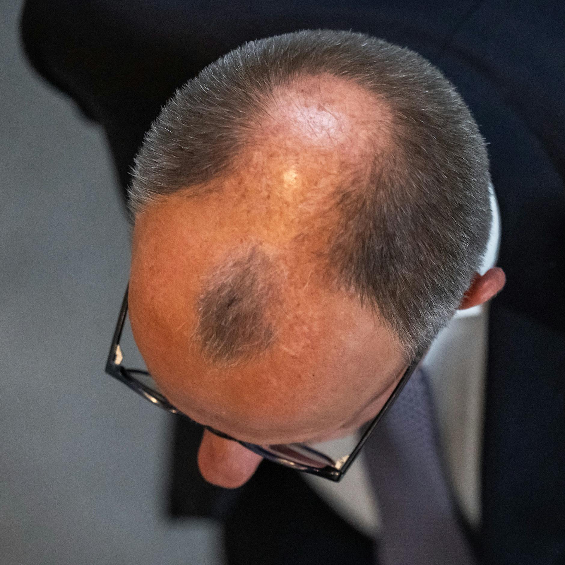 „Die Frisur tut weh, sorry!“ – Merz, Strack-Zimmermann und Co. im Frisuren-Check