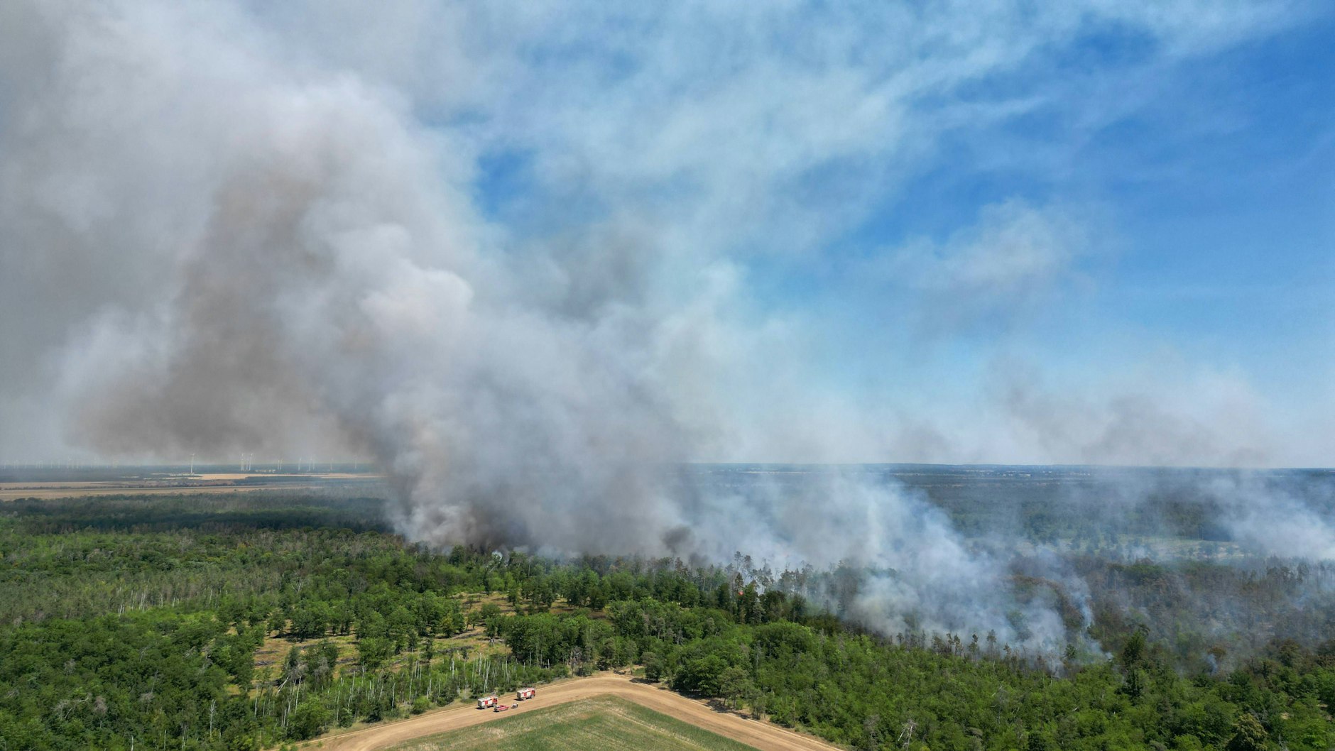 Der Waldbrand auf dem Truppenübungsplatz Gohrischheide breitet sich immer mehr Richtung Brandenburg aus.