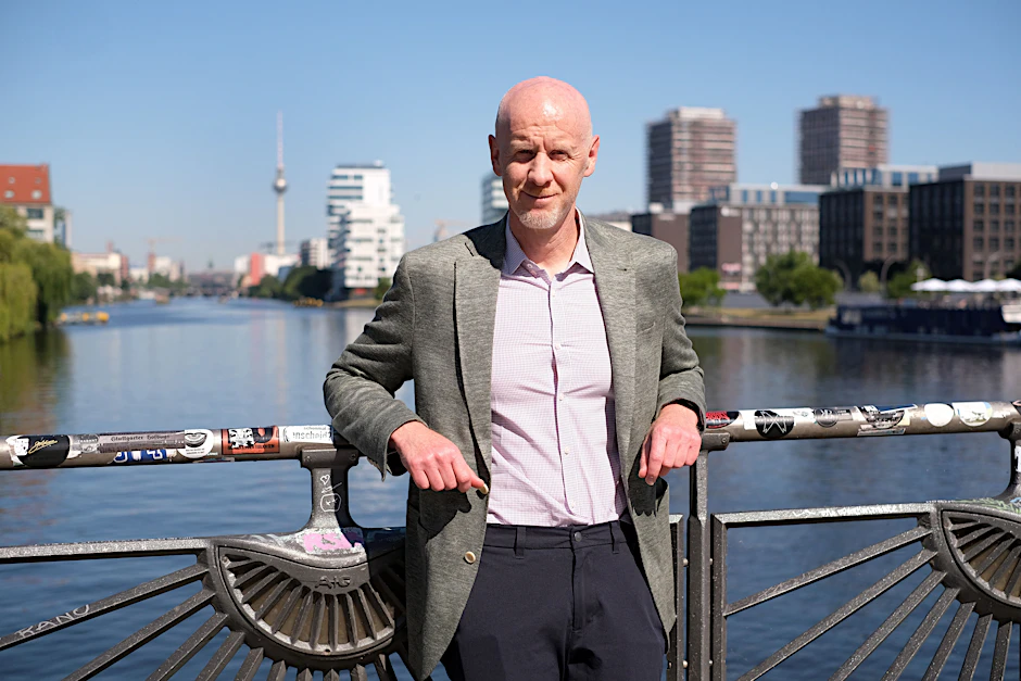 GoFundMe-Chef Tim Cadogan (54) bei einem Treffen auf der Berliner Oberbaumbrücke. Das Time Magazin zählt den Unternehmer zu den100 einflussreichsten Persönlichkeiten 2025.