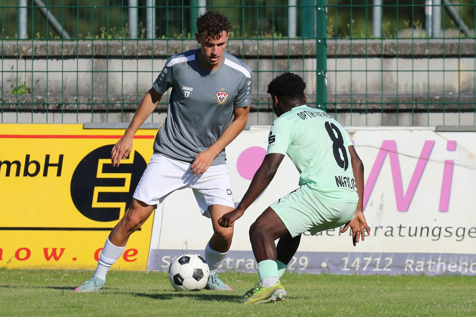 Can Karatas (l.) vom BFC Dynamo tanzt nicht nur Rathenows Salomao Nafilo aus, er trifft auch zweimal.