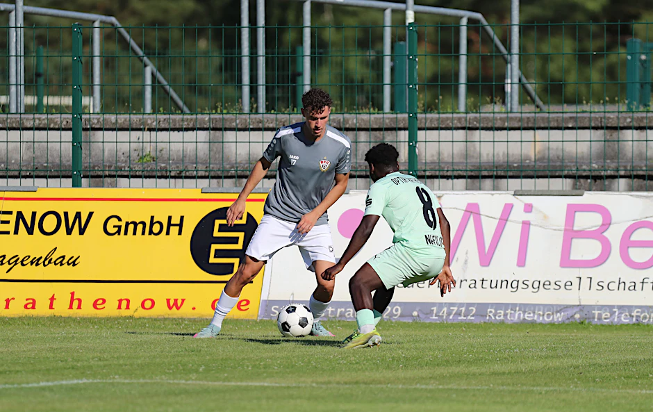 Can Karatas (l.) vom BFC Dynamo tanzt nicht nur Rathenows Salomao Nafilo aus, er trifft auch zweimal.