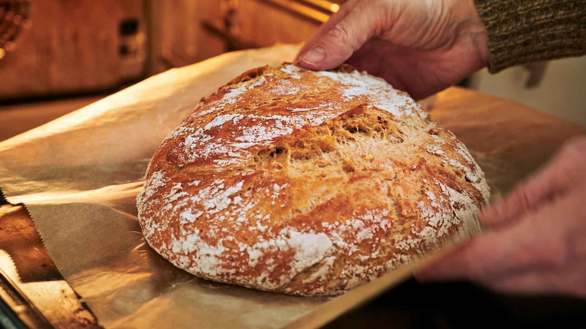 Nichts geht über ein frisches Krustenbrot aus dem Ofen. Mit unserem einfachen Rezept aus der DDR backen Sie es ganz leicht selbst.