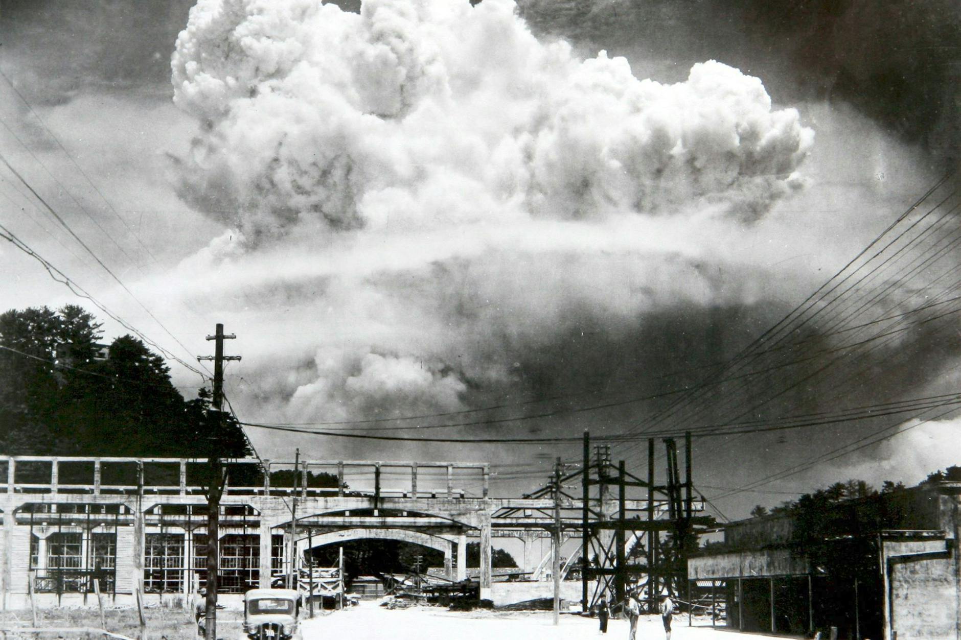 Eine pilzförmige Rauchsäule steigt nach der Explosion der Atombombe „Fat man“ in den Himmel über der japanischen Stadt Nagasaki. Drei Tage zuvor hatten die USA bereits Hiroshima durch eine Atombombe mit geringerer Sprengkraft verwüstet.