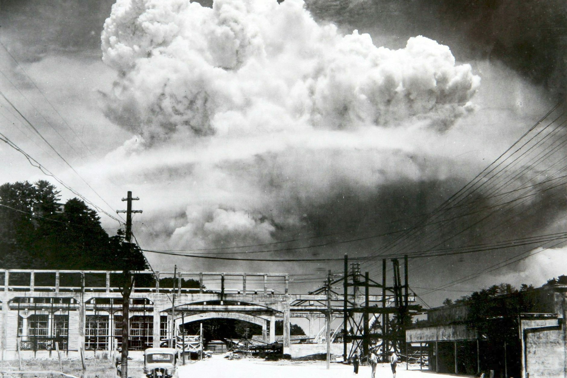 Eine pilzförmige Rauchsäule steigt nach der Explosion der Atombombe „Fat man“ in den Himmel über der japanischen Stadt Nagasaki. Drei Tage zuvor hatten die USA bereits Hiroshima durch eine Atombombe mit geringerer Sprengkraft verwüstet.
