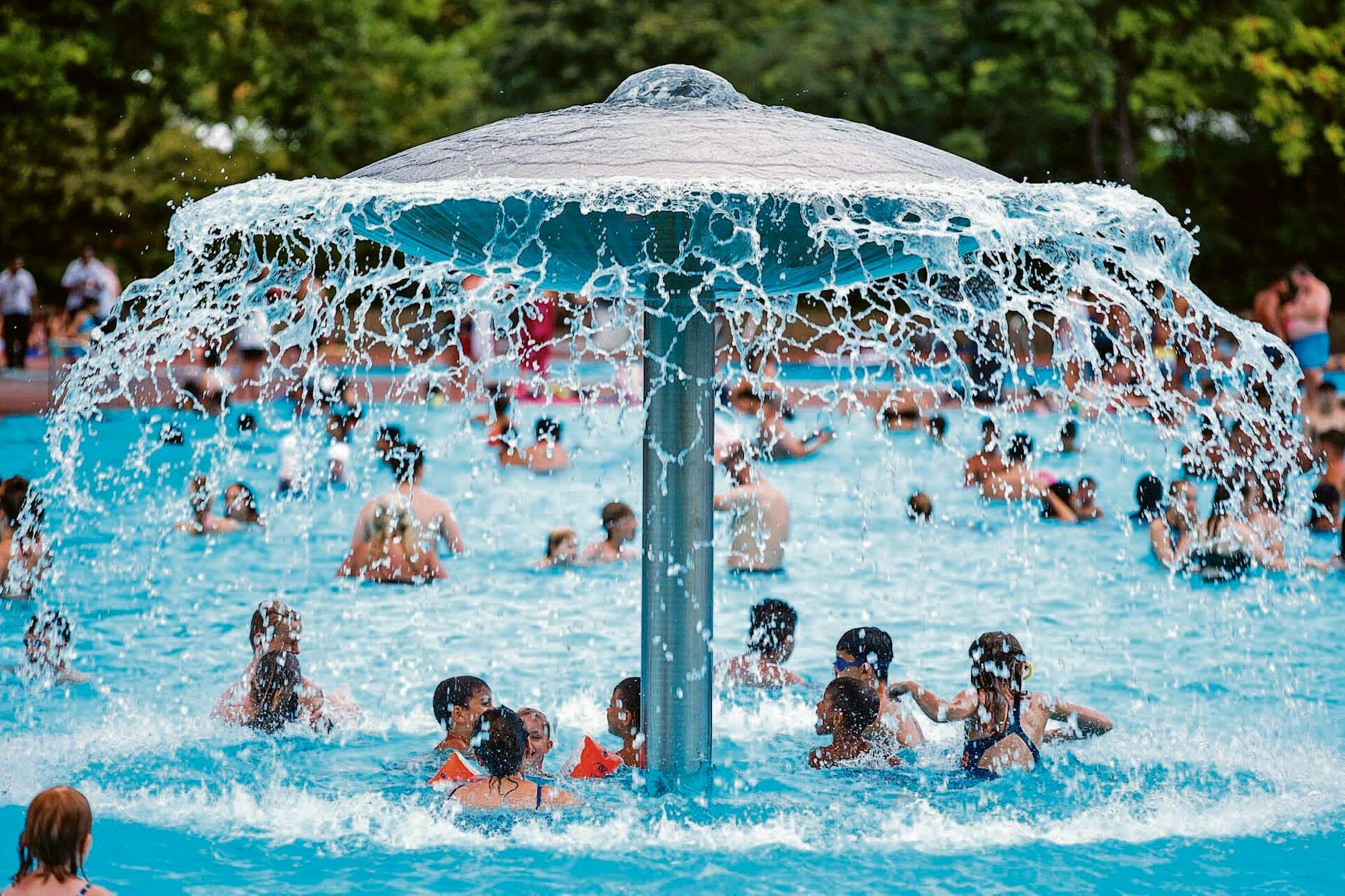 Menschen suchen an einem heißen Sommertag im Berliner Freibad Abkühlung und Erholung – doch nicht überall in der Stadt ist das Freibad schnell erreichbar.