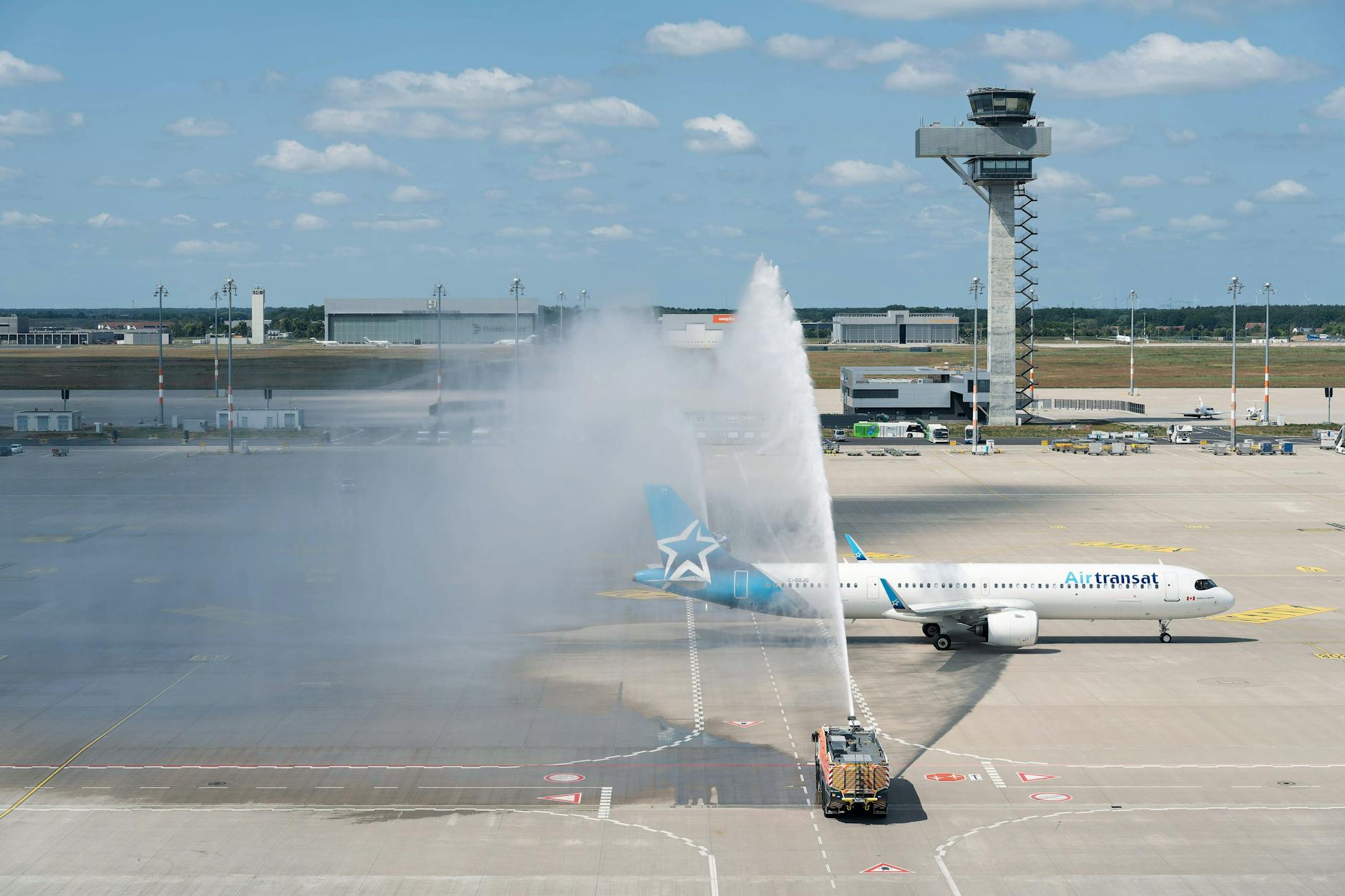 Endlich mal wieder eine neue Langstreckenverbindung für den BER: Im Juni 2025 begrüßte die Flughafen-Feuerwehr die erste Landung eines Airbus A321LR von Air Transat aus Toronto.