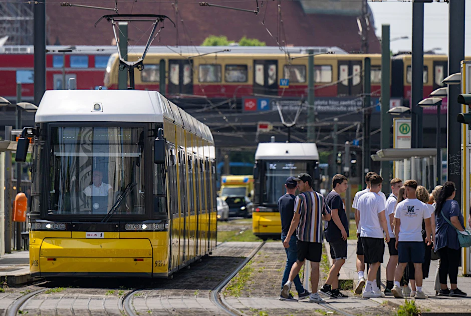 Zum Jahreswechsel sollen die Ticketpreise für Busse und Bahnen in Berlin steigen. 