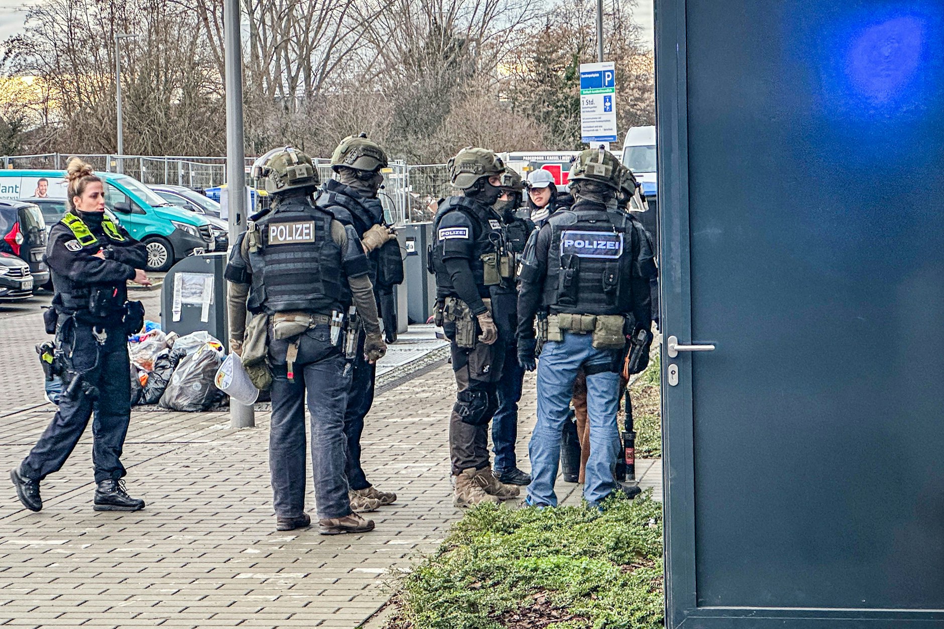Unmittelbar nach der Tat durchsuchten Polizeibeamte den Tatort in einem Hochhaus an der Marzahner Chaussee.