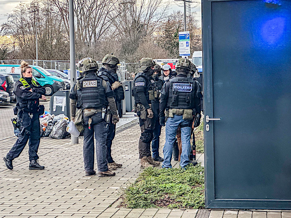 Unmittelbar nach der Tat durchsuchten Polizeibeamte den Tatort in einem Hochhaus an der Marzahner Chaussee.