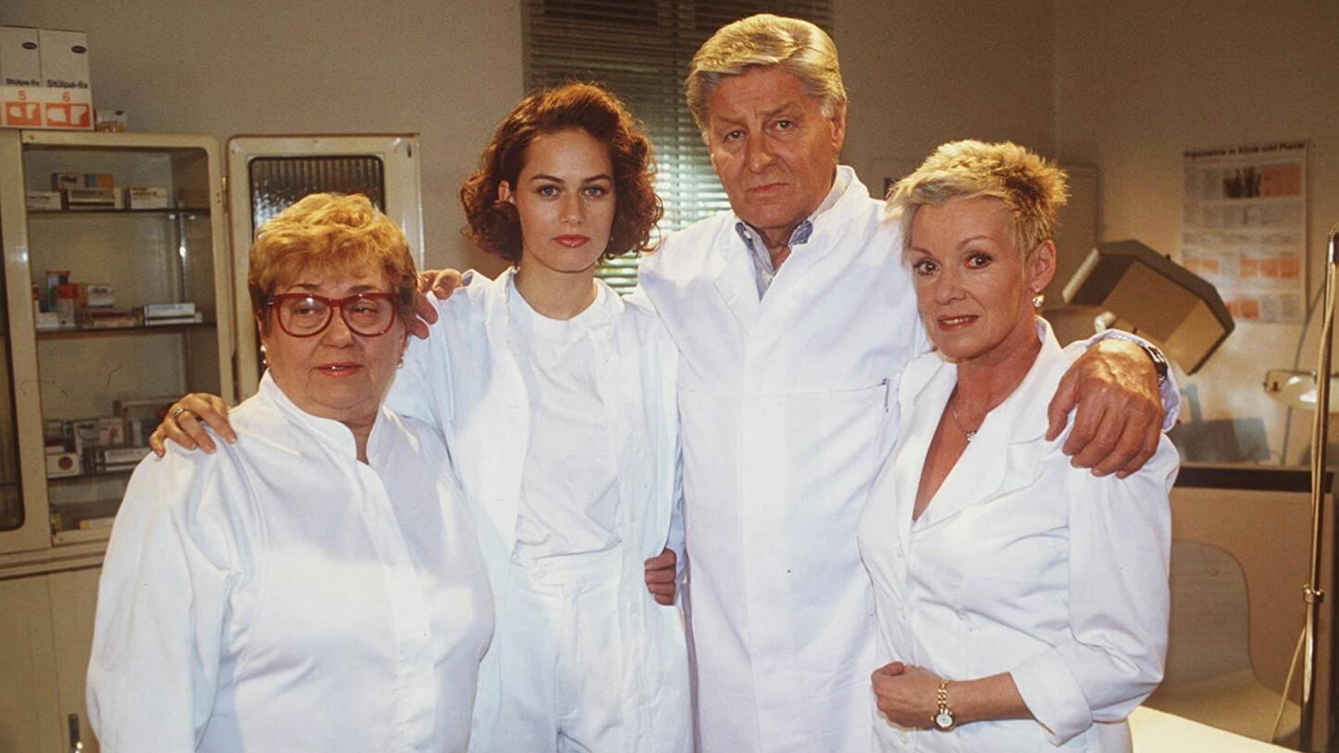 Anita Kupsch (rechts) mit Günter Pfitzmann, Johanna König und Gesine Cukrowski 1993 bei Dreharbeiten zu „Praxis Bülowbogen“.