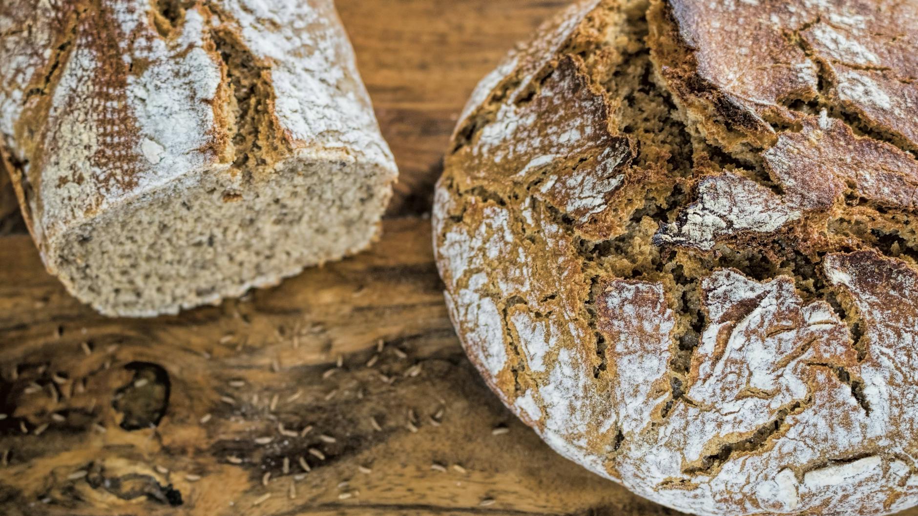 Zum Abendbrot wird das Krustenbrot nach einem Rezept aus der DDR frisch aufgeschnitten - und das schmeckt der ganzen Familie!