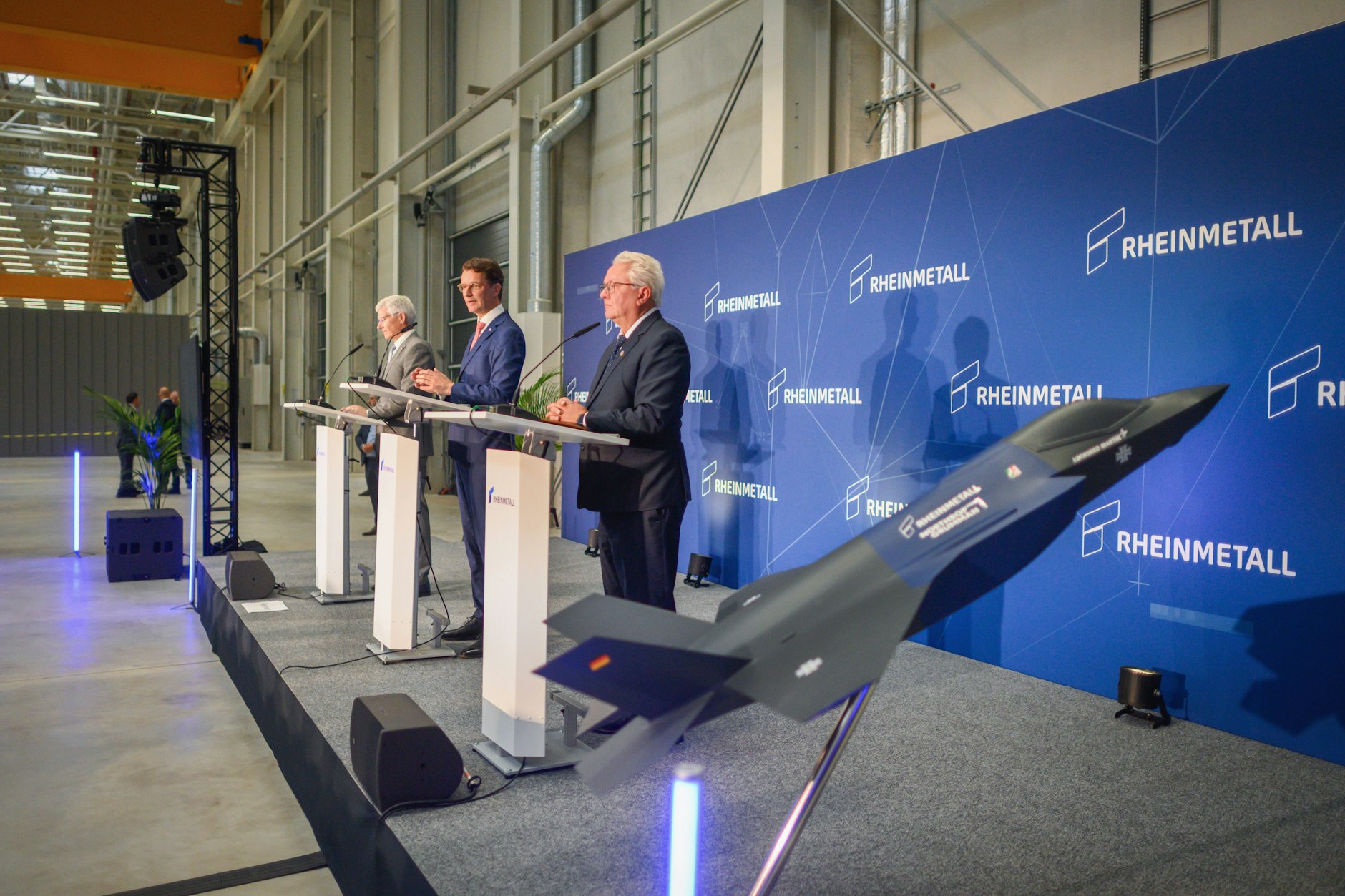 Ministerpräsident Hendrik Wüst beim Bauabschluss in Weeze kurz vor dem Produktionsstart.