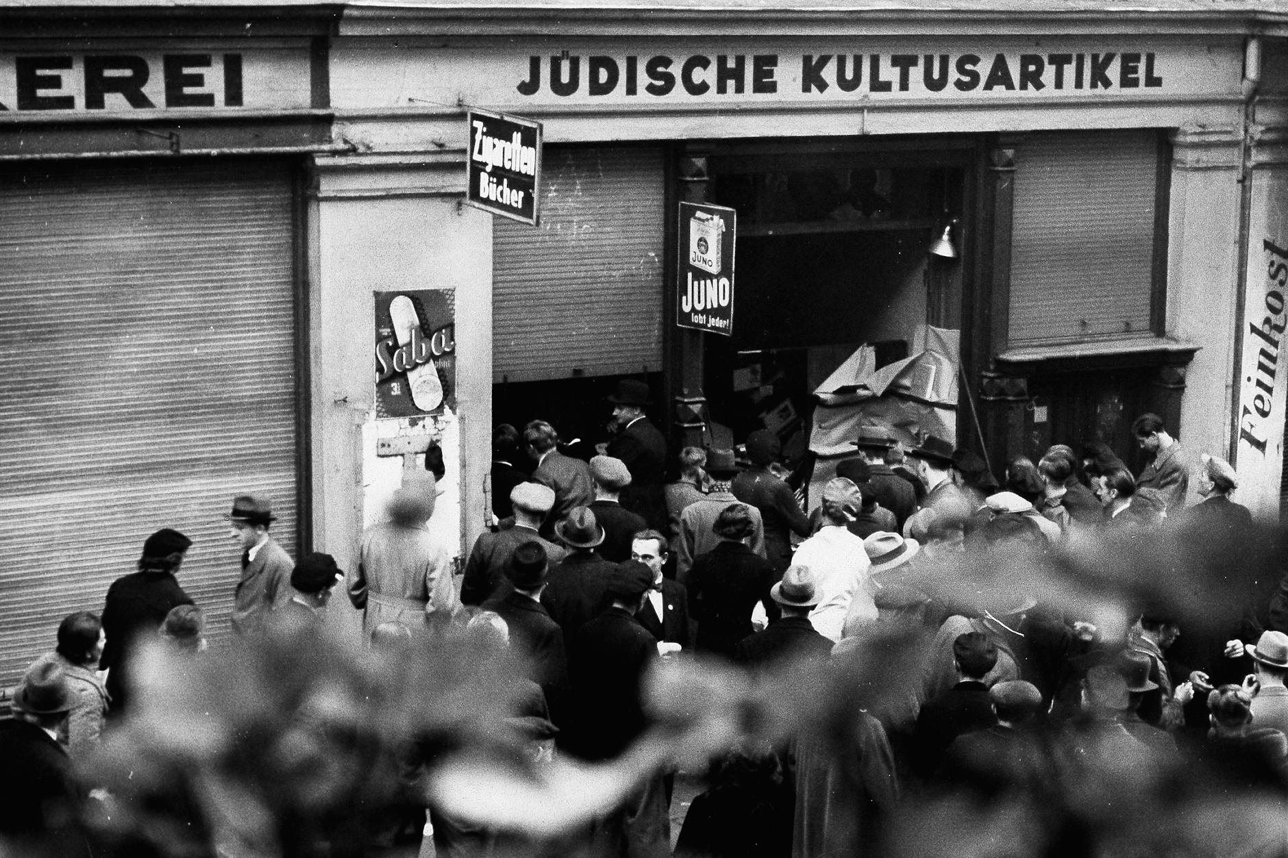 Aus dem Buch: Plünderung des Geschäfts von Leo Schmuckler in der Artilleriestraße (heute Tucholskystraße), 10. November 1938. Nicht wenige Berliner beteiligten sich an den Plünderungen jüdischer Geschäfte am hellichten Tag.