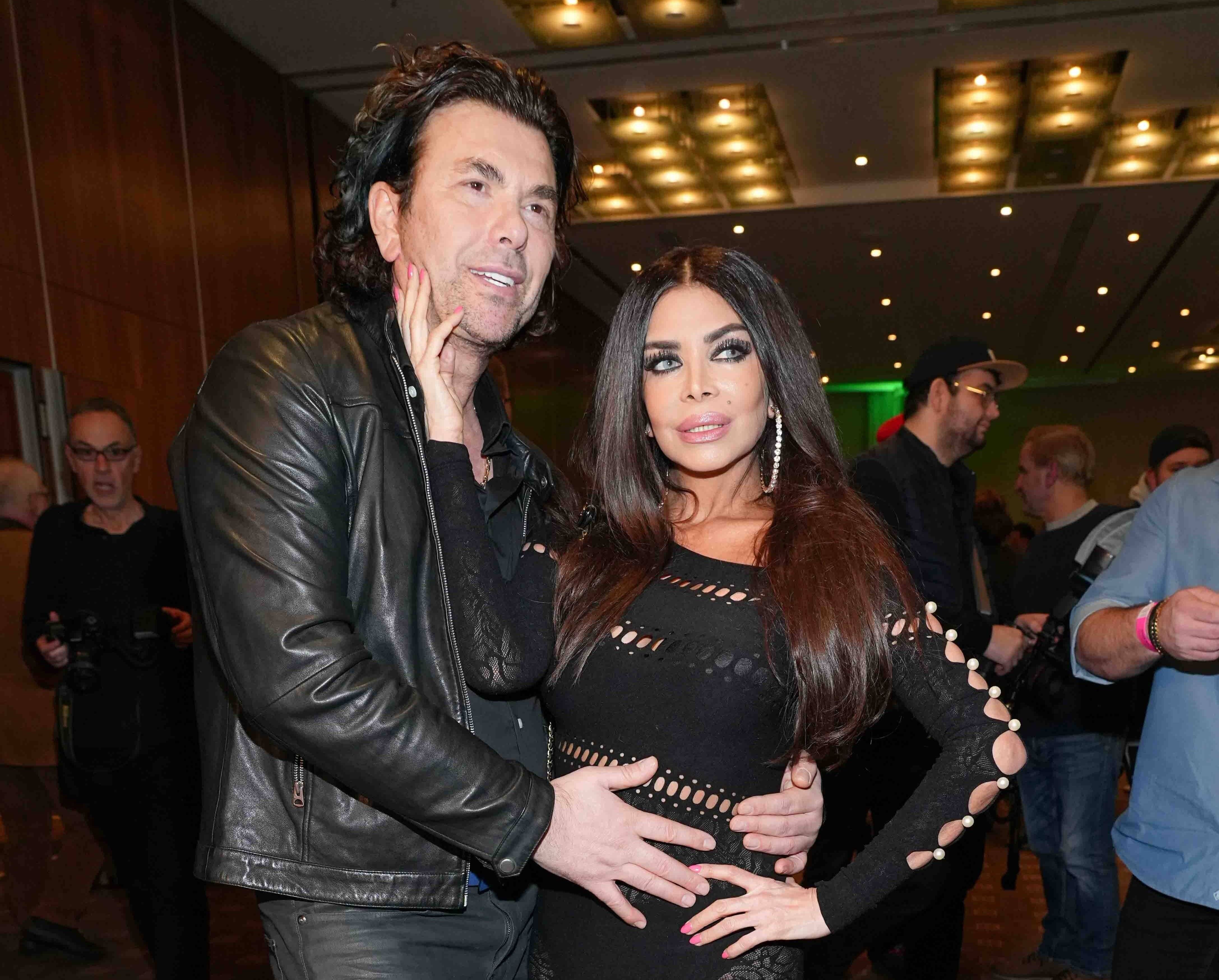 Image - Krise mit Kader Loth: Mitten im Interview schaut Isi anderen Frauen nach