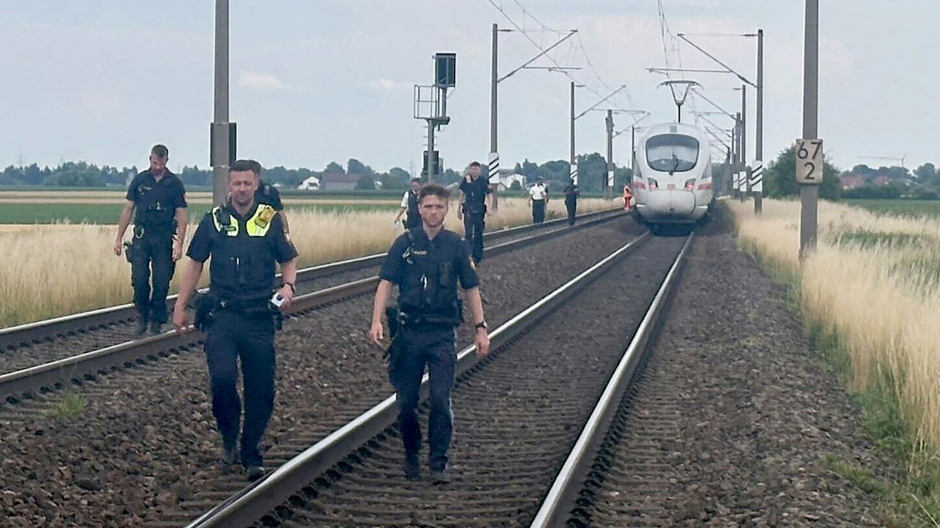 Polizisten sichern den ICE, der nach dem Angriff auf der Strecke steht. Passagiere hatten nach der Attacke den Not-Halt betätigt.