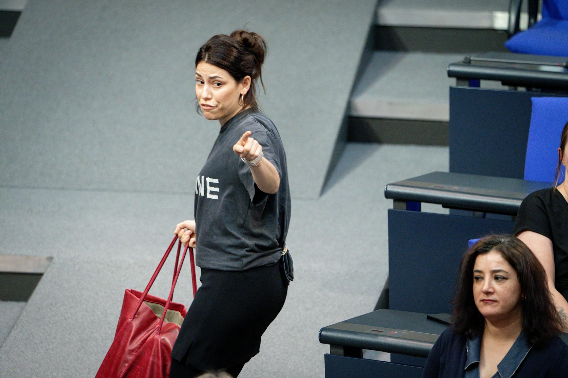 Provocazione mirata: la deputata della Sinistra Cansin Köktürk viene espulsa dalla plenaria del Bundestag perché indossa una maglietta con la scritta “Palestina”.