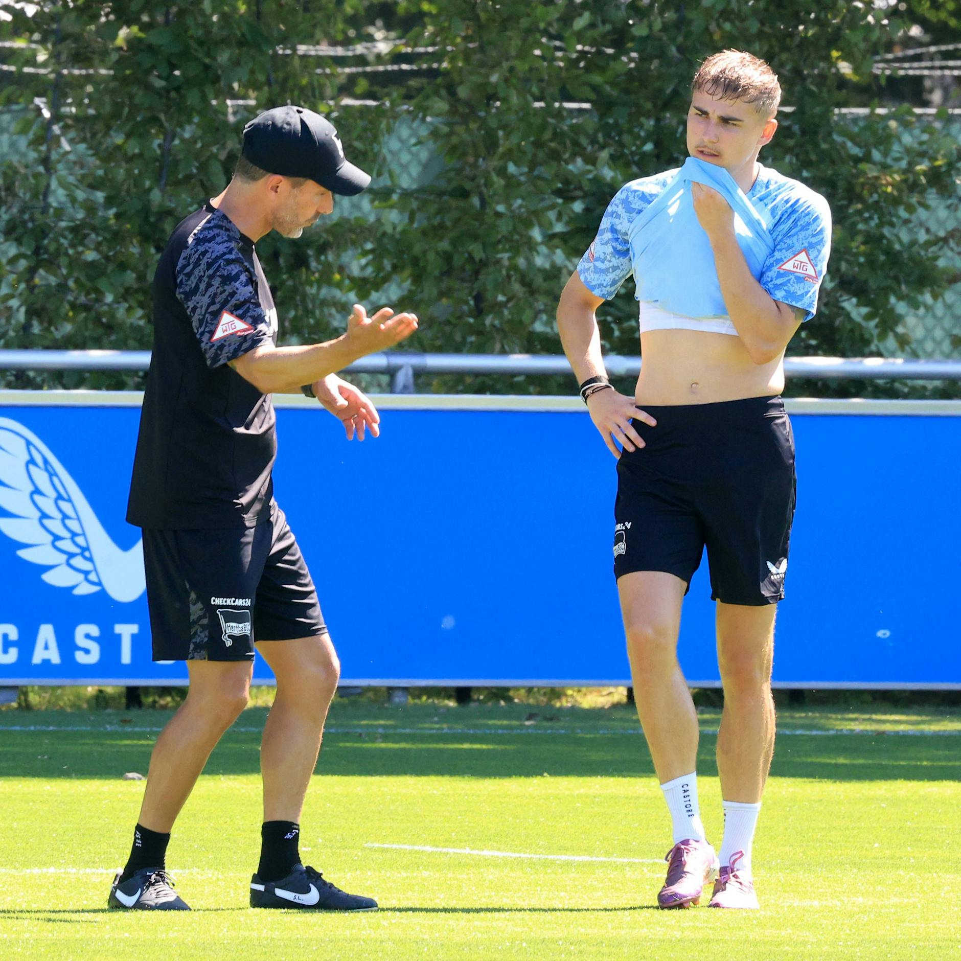 Herthas Trainer Stefan Leitl erklärt Marten Winkler die genauen Laufwege.