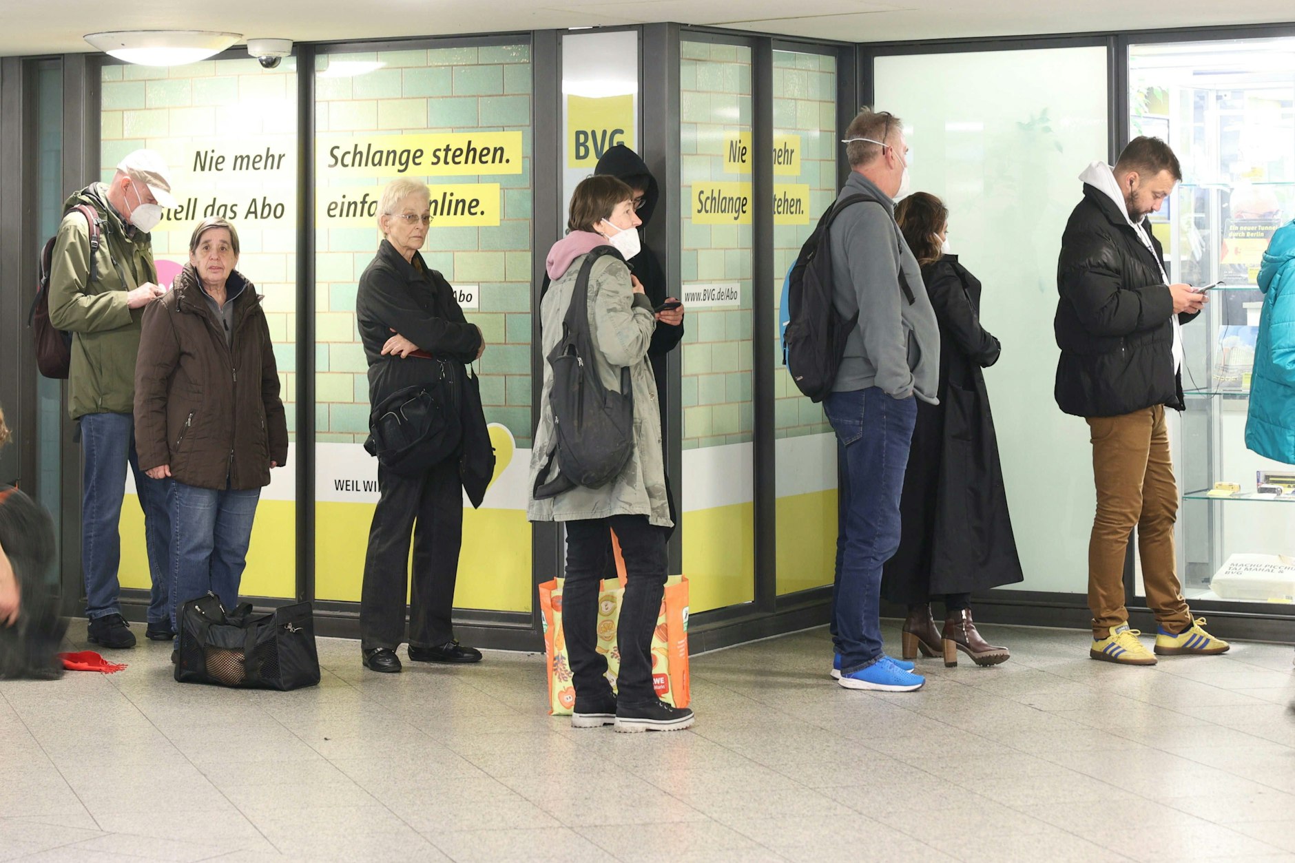Warteschlange vor dem BVG-Kundencenter im U-Bahnhof Alexanderplatz