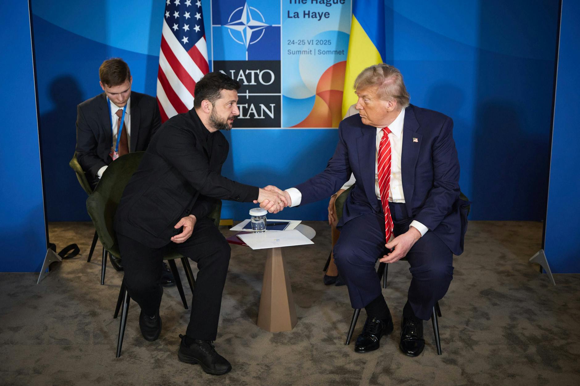 Der ukrainische Präsident Wolodymyr Selenskyj (l.) schüttelt beim Nato-Gipfel die Hand von US-Präsident Donald Trump.