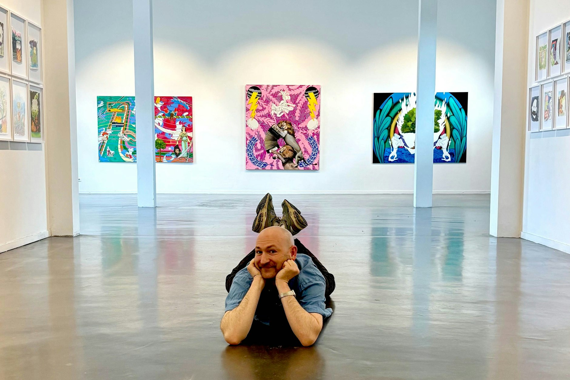 Der Maler  Sahar Zukerman bäuchlings in seiner Ausstellung im Kunstraum Potsdam.