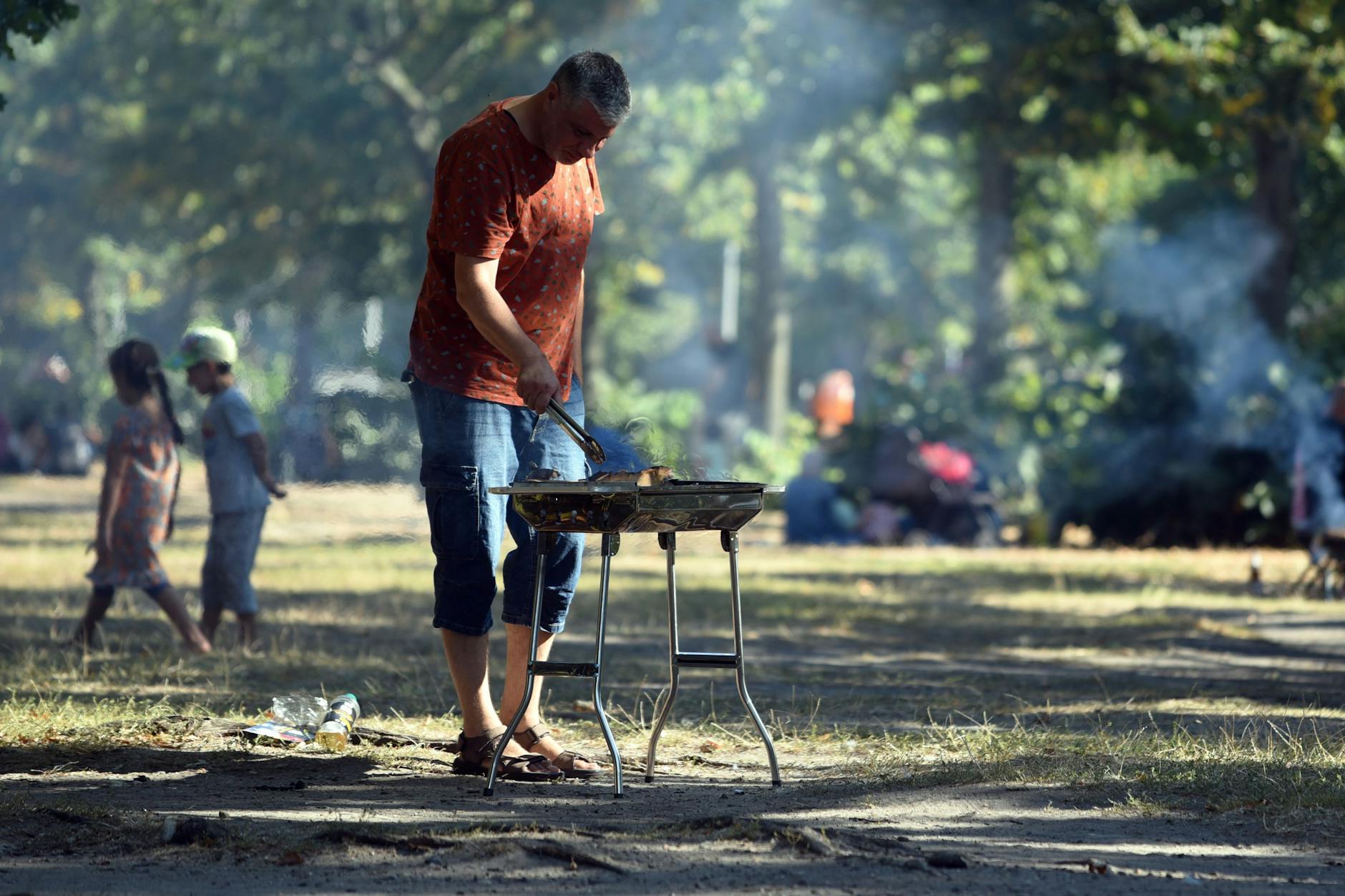 Viele gehen zum Grillen gern in einen der Parks in Berlin. Im Görlitzer Park (Foto) war das Grillen nur am 1. Mai verboten. Im Mauerpark ist bis September Schluss mit dem Würstchen-Spaß.