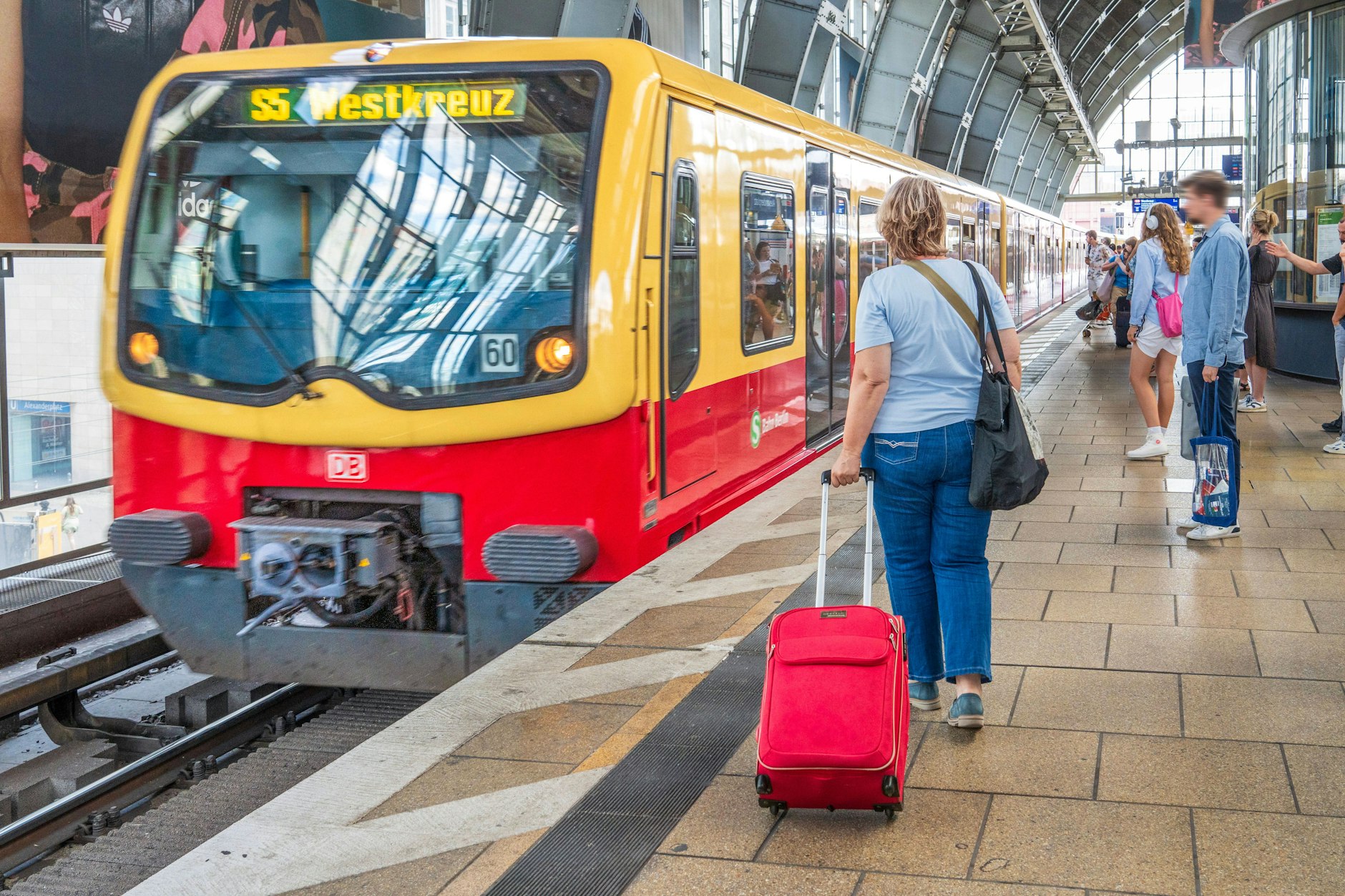 Eine S-Bahn der Linie S5 hält am Alexanderplatz. Auch die Linien auf der Stadtbahn, die von Ost nach West durch die Berliner Innenstadt führen, gehören zum Ausschreibungspaket.