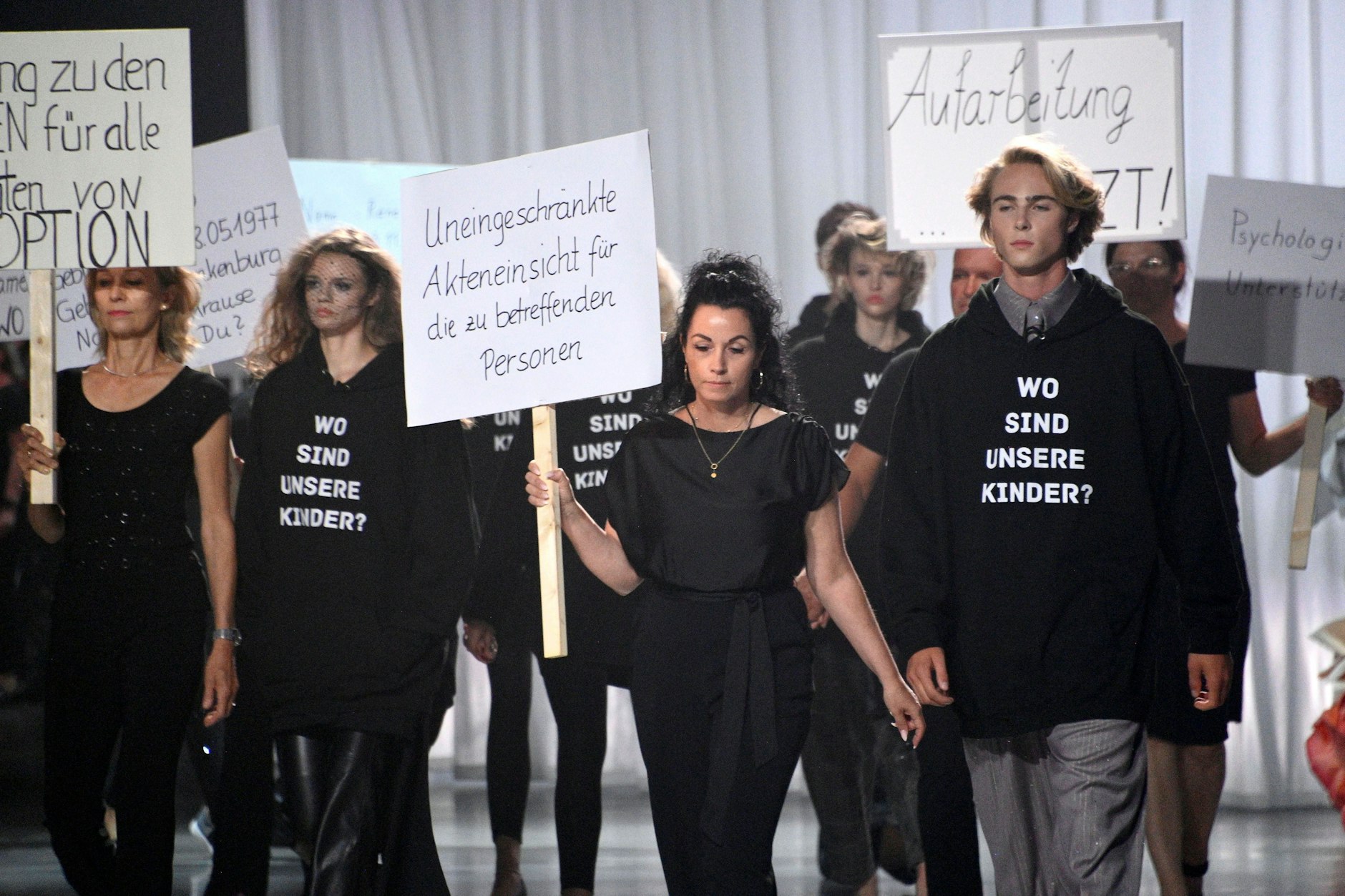 Bei der Fashionshow von Kilian Kerner gingen die Models (rechts GNTM-Gewinner Moritz) zusammen mit den Angehörigen der verschwundenen DDR-Kindern über den Laufsteg.