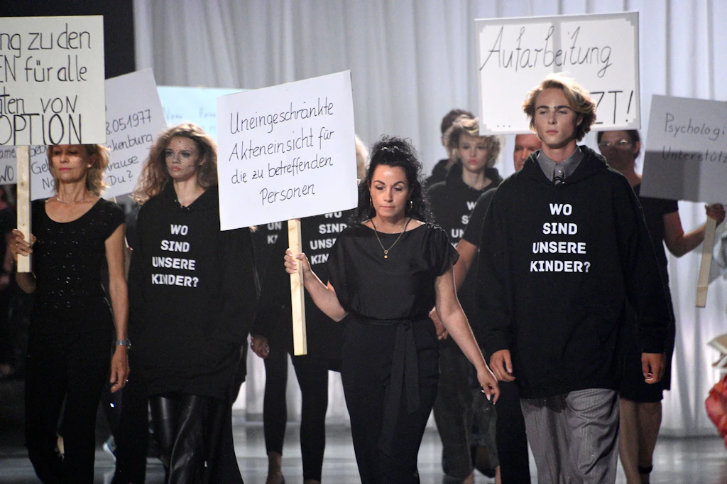 Kilian Kerner: Glamour trifft auf Grauen der DDR – Protest bei Fashionshow