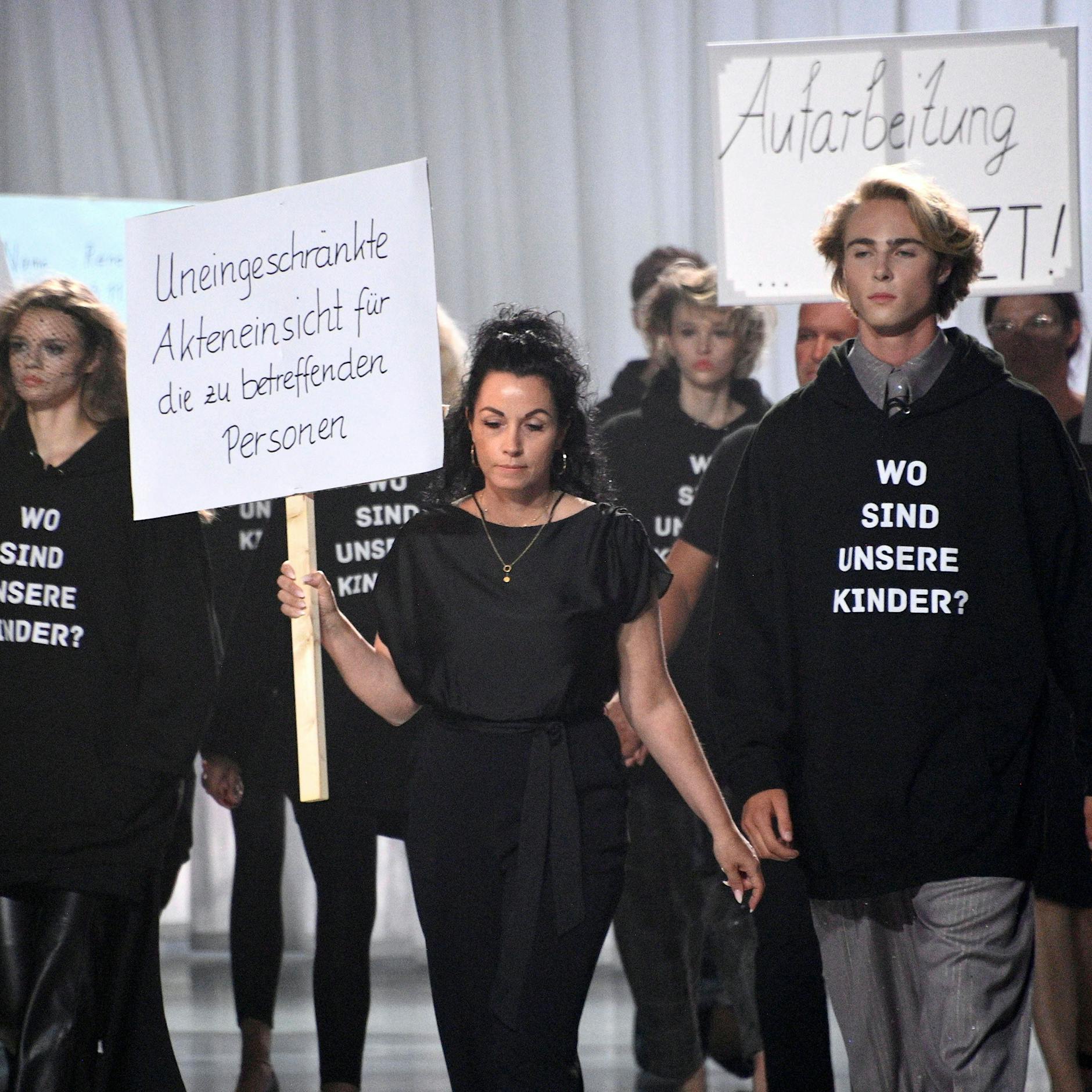 Kilian Kerner: Glamour trifft auf Grauen der DDR – Protest bei Fashionshow