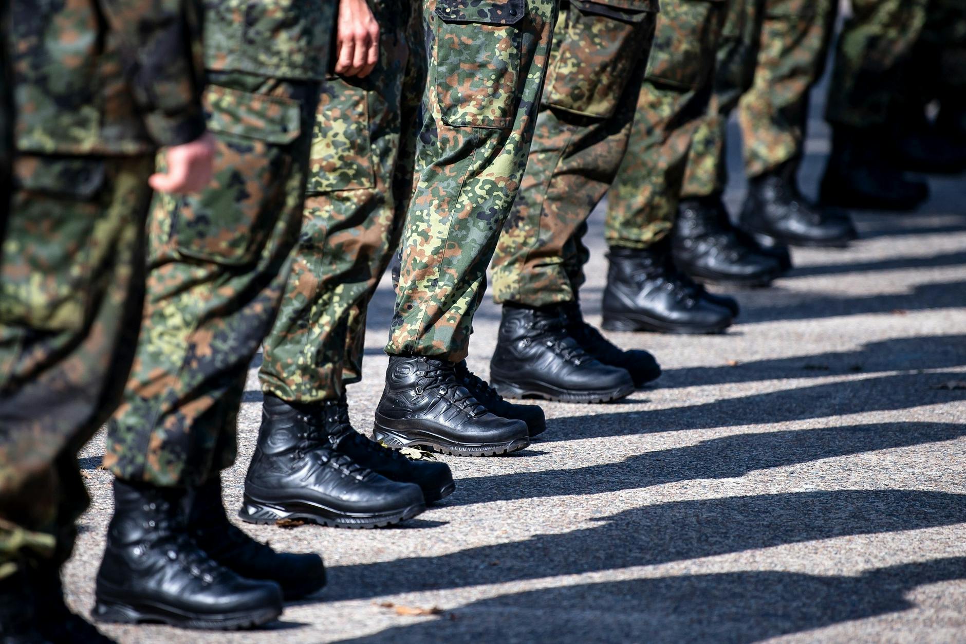 Arbeitgeber in Deutschland warnen vor den wirtschatlichen Folgen einer Wiedereinführung der Wehrpflicht.