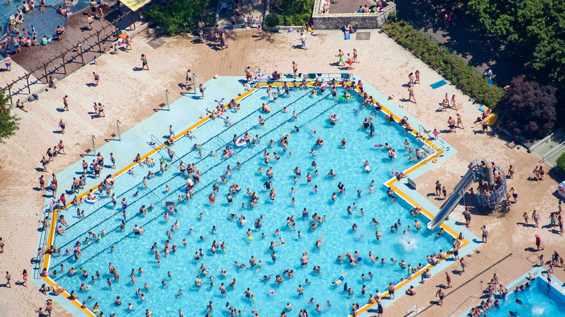 Wimmelbild im Sommerbad Wuhlheide: Hier lässt es sich gut abkühlen.
