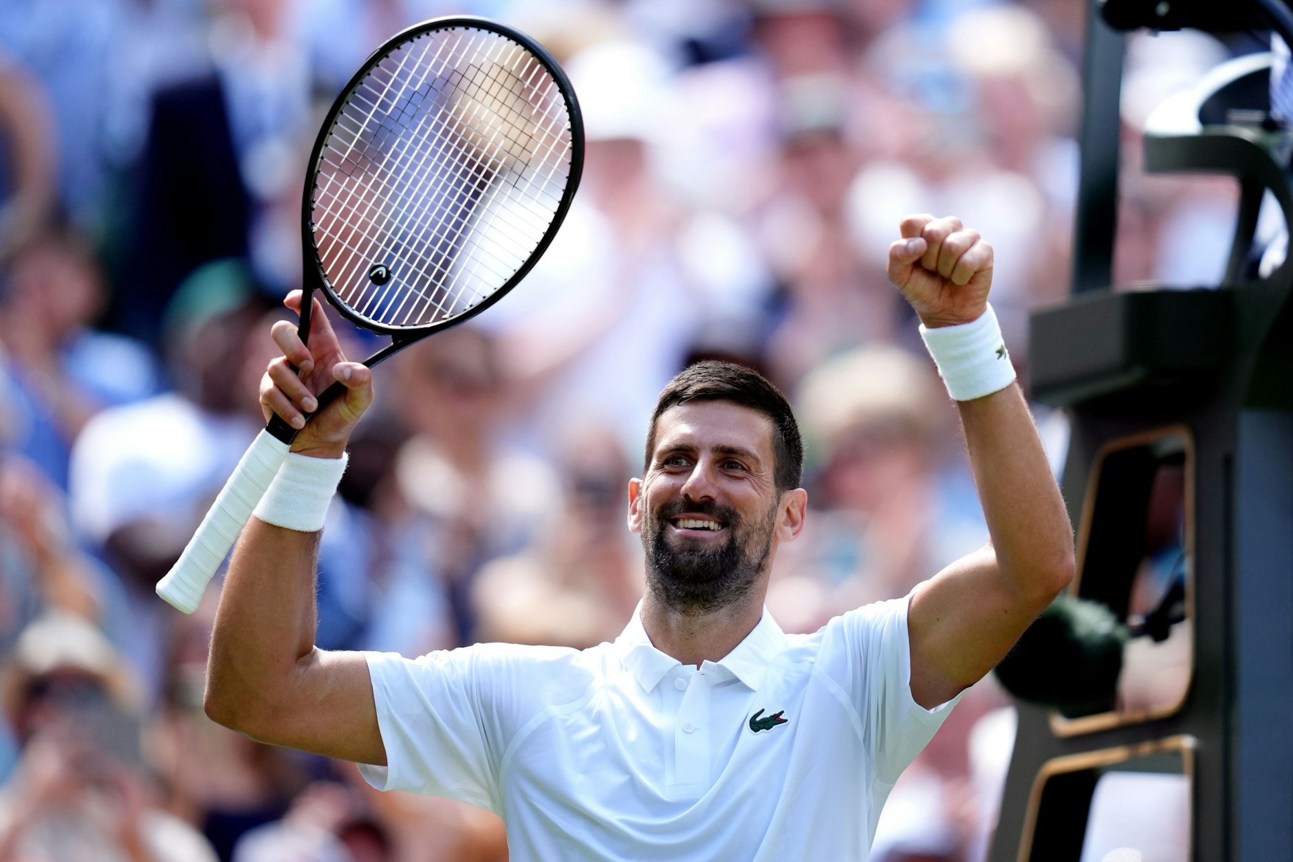 Großbritannien, London: Tennis: Grand Slam/ATP-Tour - Wimbledon, Einzel, Herren, 2. Runde, Evans (Großbritannien) - Djokovic (Serbien), Novak Djokovic feiert seinen Sieg.