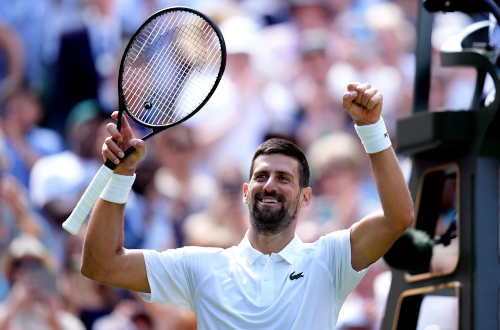 Novak Djoković Wimbledon'da Sırbistan'daki protestolarla “pompa” hareketi ile sağlamlaşıyor