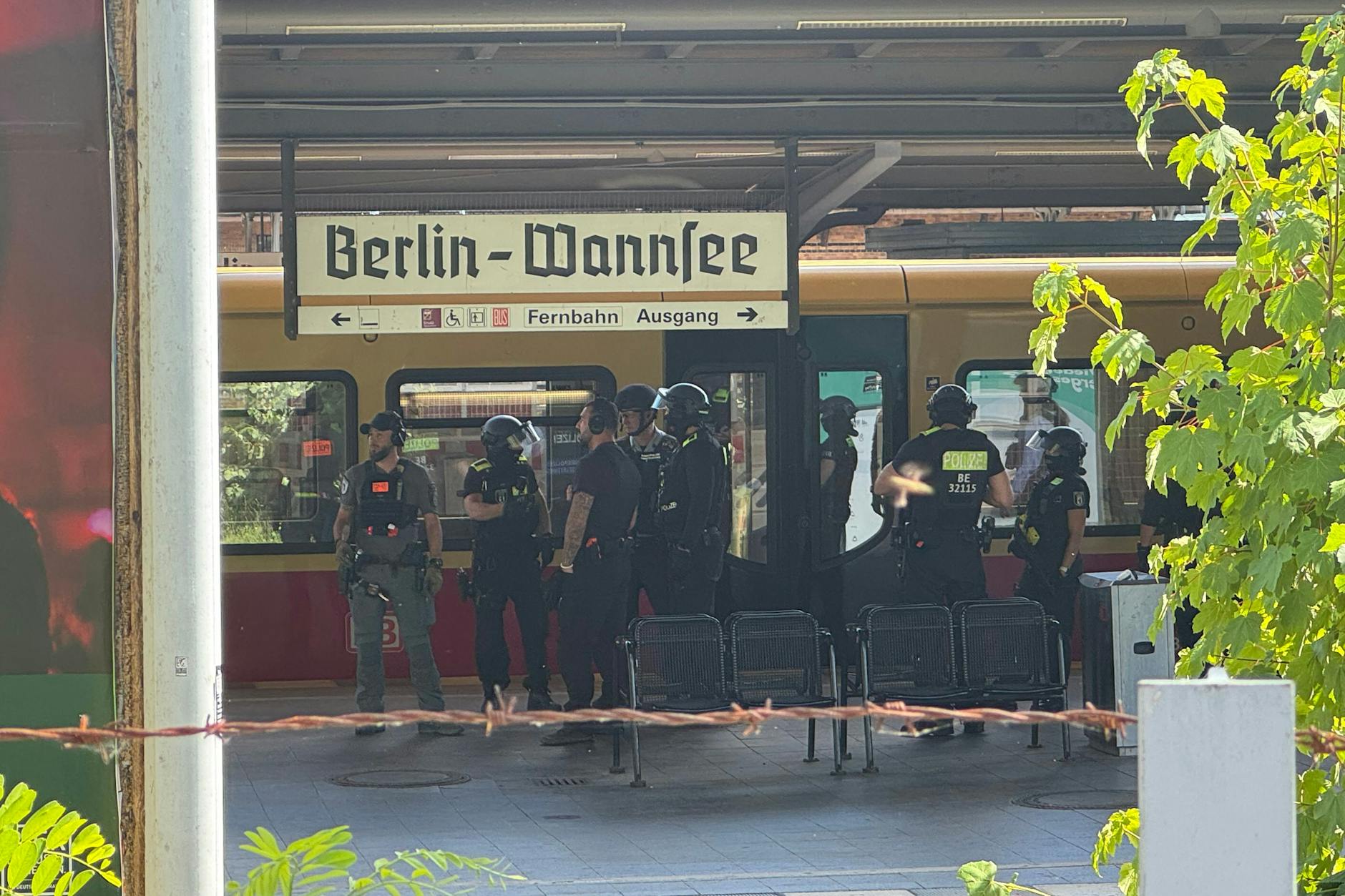 Polizisten stehen am Freitag vor einer S-Bahn.