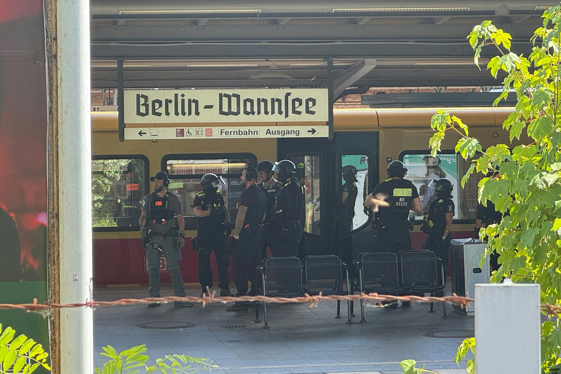 Polizisten stehen am Freitag vor einer S-Bahn. 