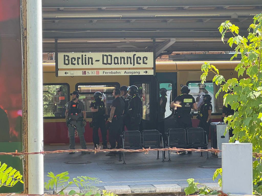 Schießerei am S-Bahnhof Wannsee: Polizeieinsatz läuft auf Bahnsteig