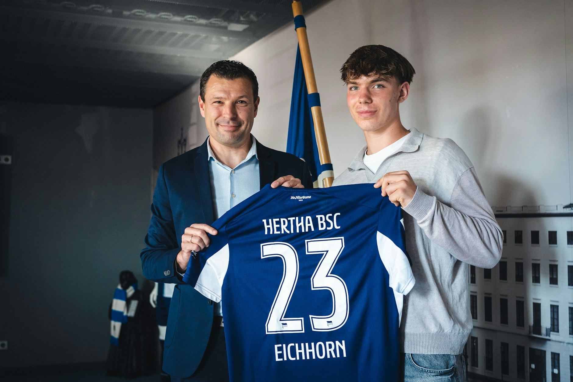 Sportdirektor Benjamin Weber und Supertalent Kennet Eichhorn nach der Vertragsunterschrift.