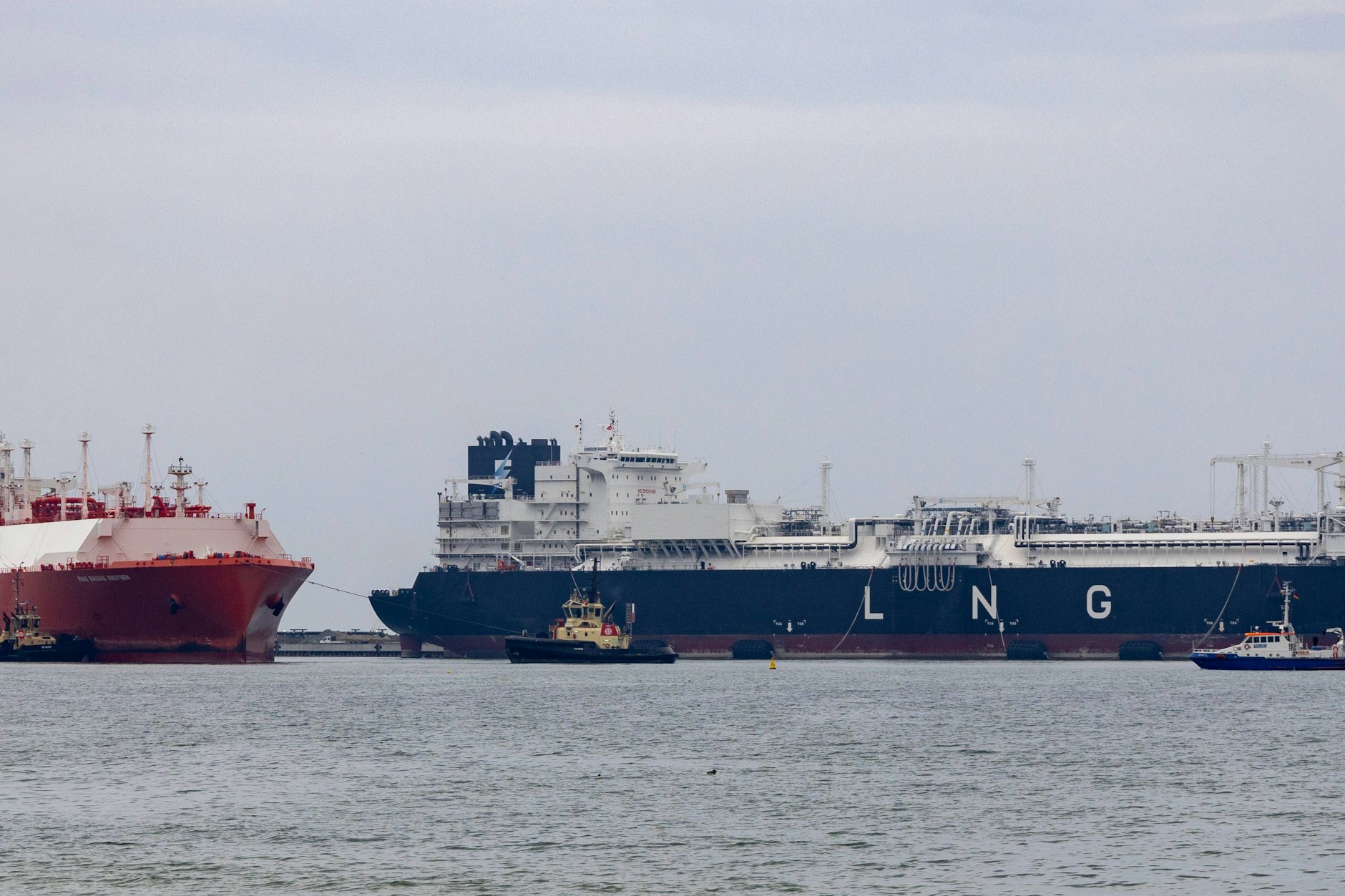 Die Bundesregierung hat das LNG-Schiff „Energos Force“ an einen Energieversorger aus Ägypten vermietet.