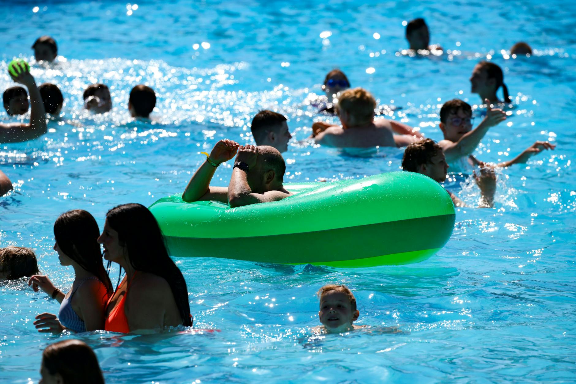 Eine Schweizer Gemeinde hat den Zugang zu ihrem Freibad beschränkt.