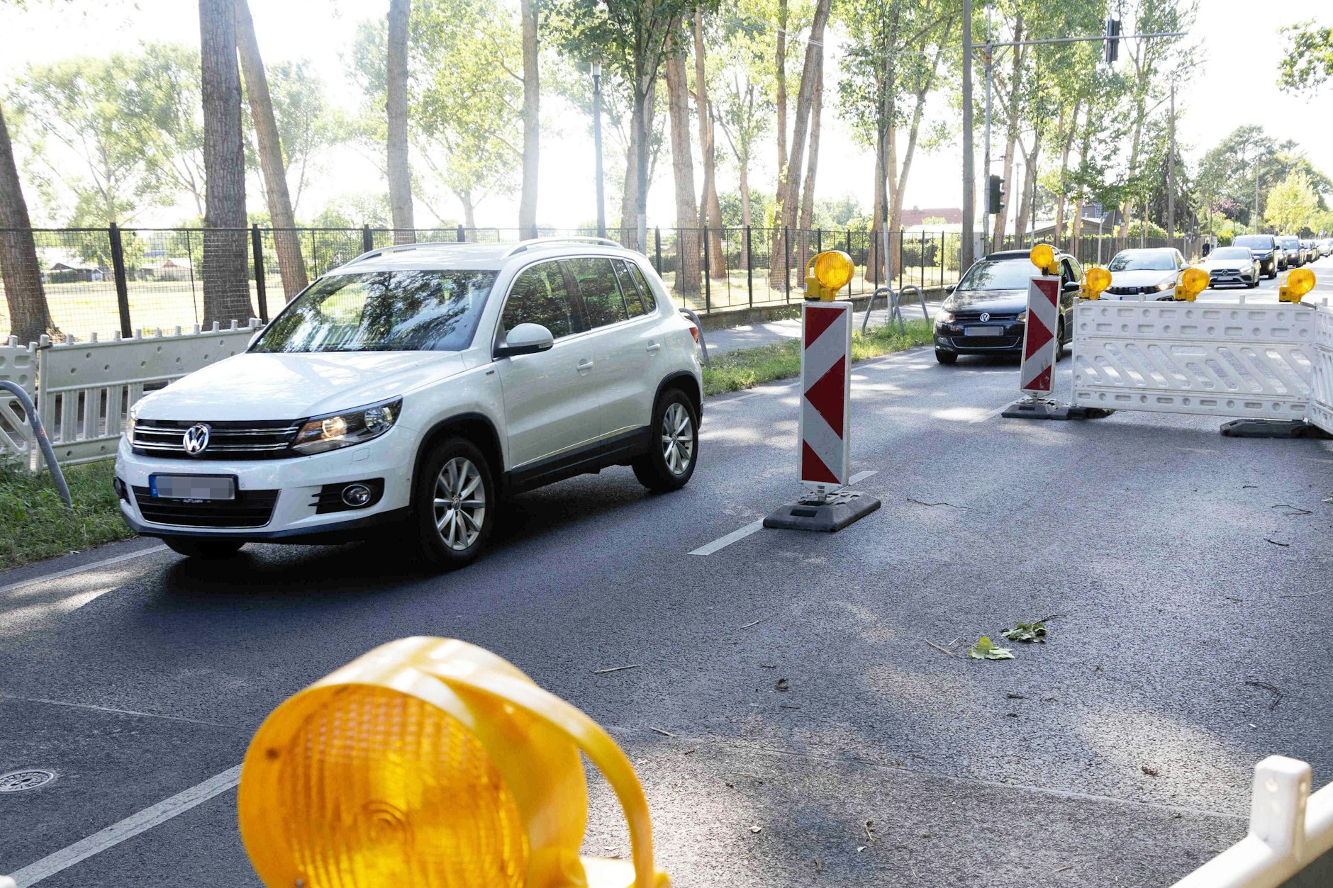 Eine Absperrung, ein langer Stau: Nie sei ein Bauarbeiter zu sehen, der an dieser Baustelle arbeitet, sagen Autofahrer.