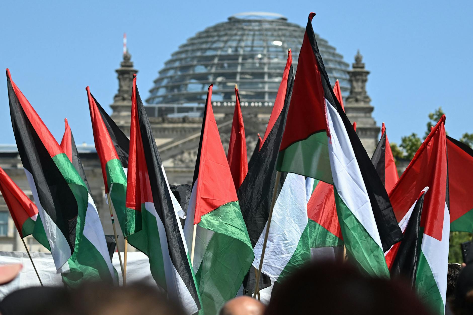 Sinistra e islamisti uniti: bandiere talebane hanno sventolato anche alla manifestazione “United4Gaza” a Berlino alla fine di giugno.