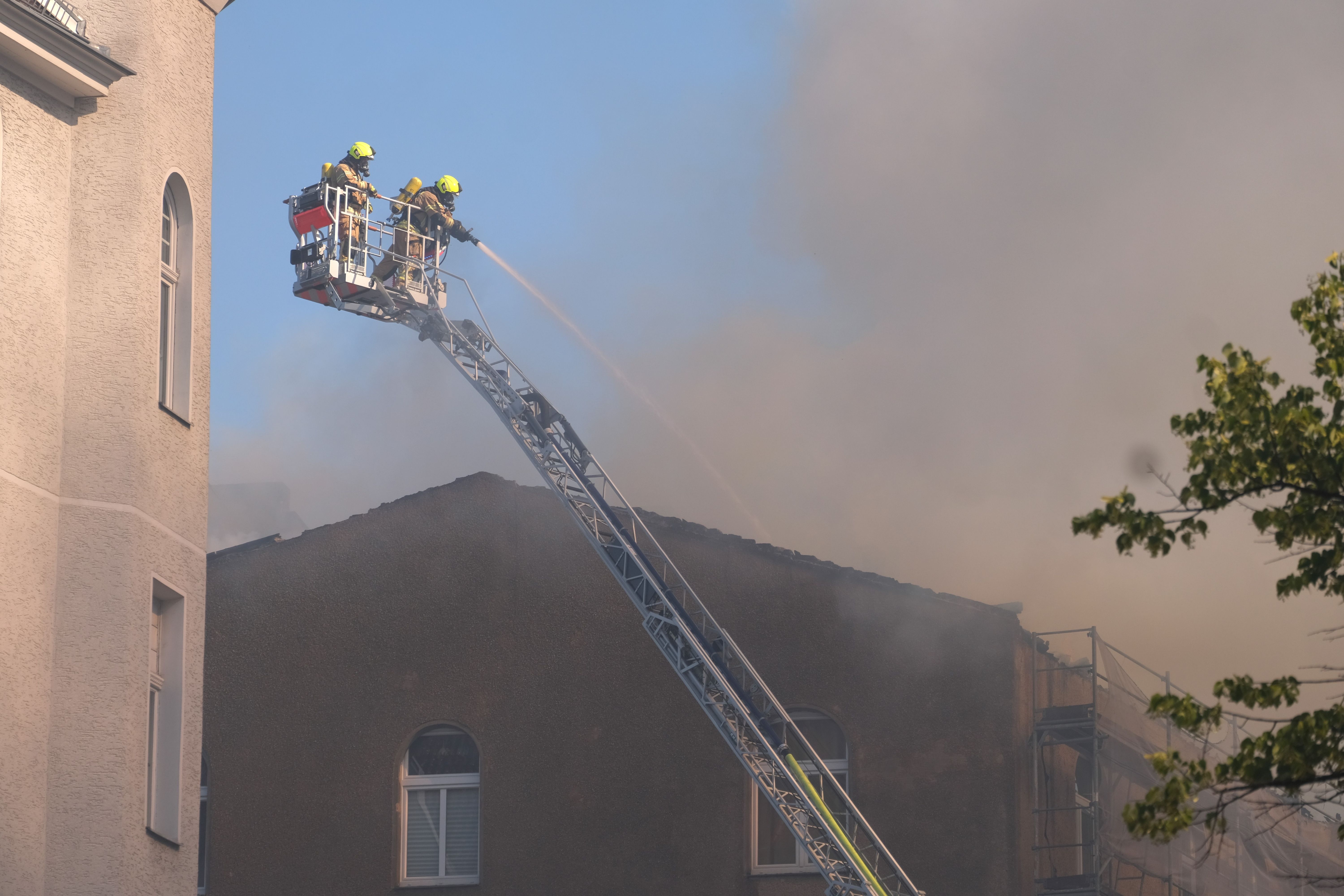 Feuer in Schöneberg: Wer zahlt, wenn der Dachstuhl brennt?