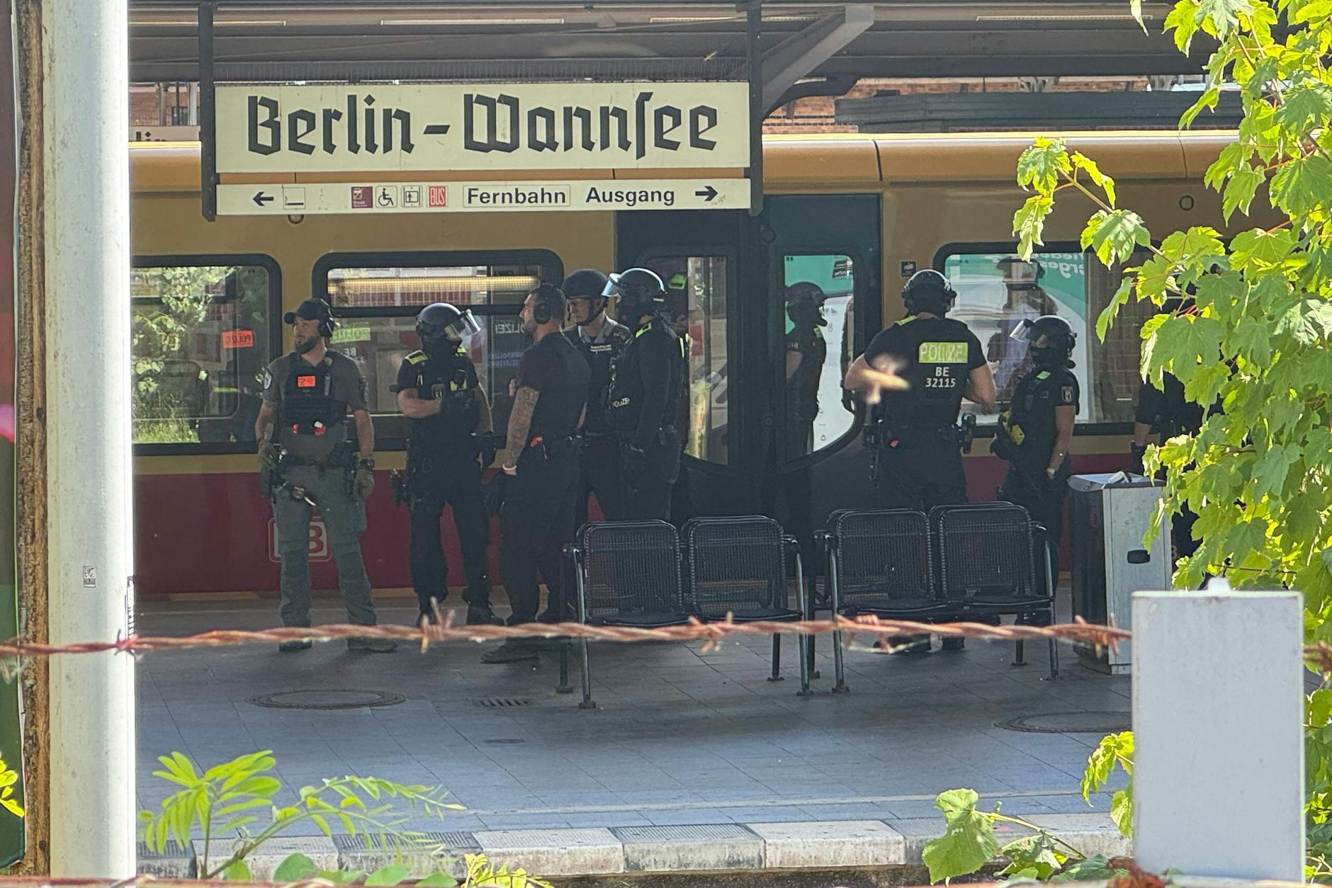 In einem Zug kam es am Freitagnachmittag zu einem dramatischen Einsatz. Hier sahen Fahrgäste einen bewaffneten Mann, die Polizei stürmte daraufhin den Zug.