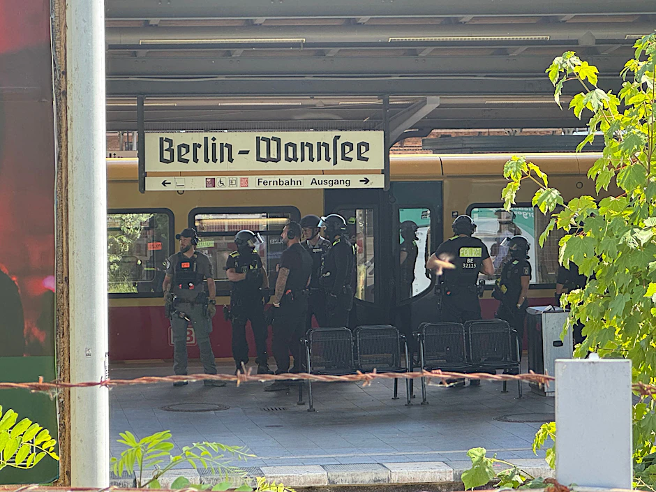 In einem Zug kam es am Freitagnachmittag zu einem dramatischen Einsatz. Hier sahen Fahrgäste einen bewaffneten Mann, die Polizei stürmte daraufhin den Zug.