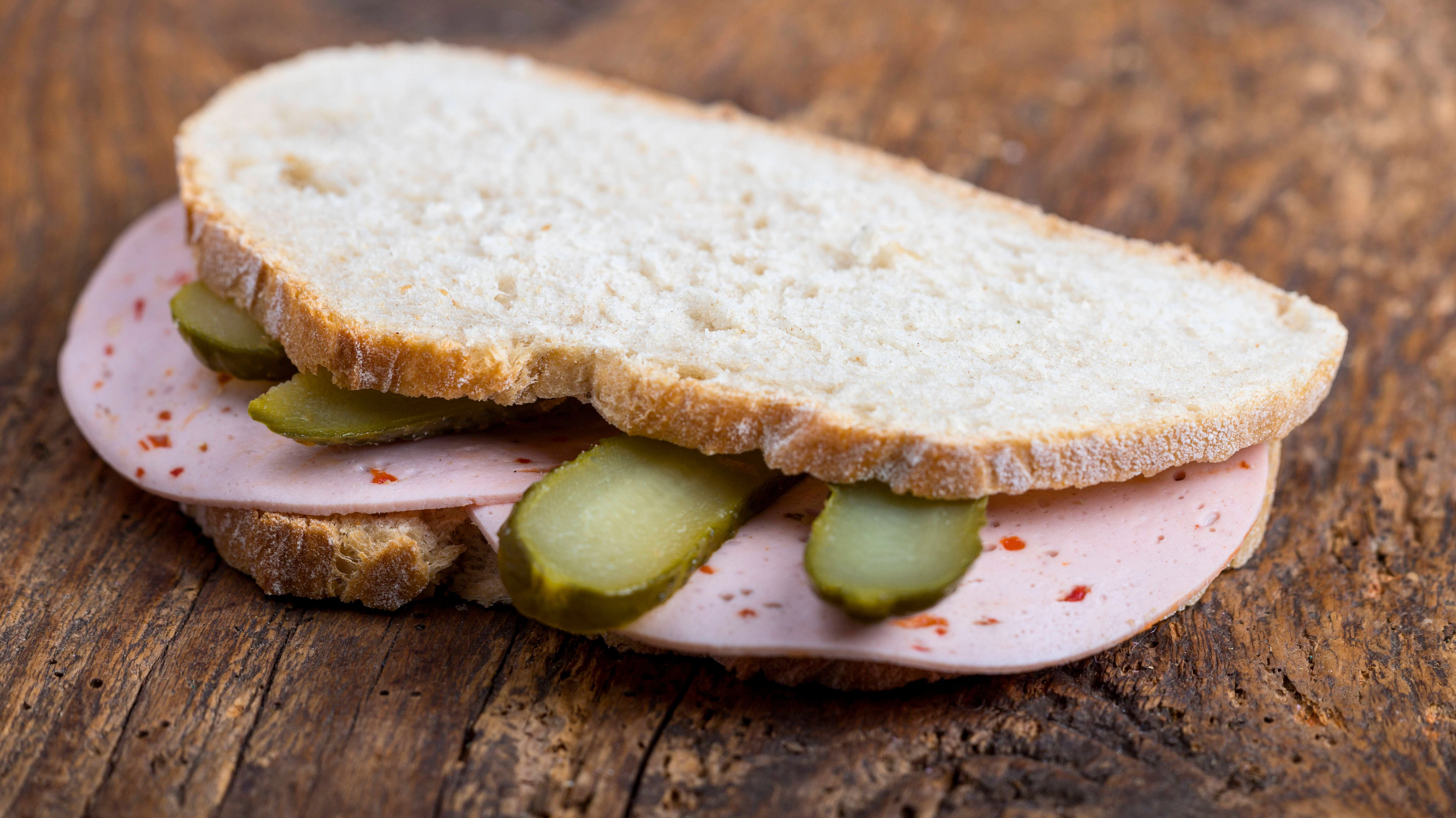 Nichts geht über ein leckeres Wurstbrot am Abend. Mit unserem Rezept für scharfe Sache aus der DDR holen Sie aus dem einfachen Essen das maximale kulinarische Erlebnis heraus.