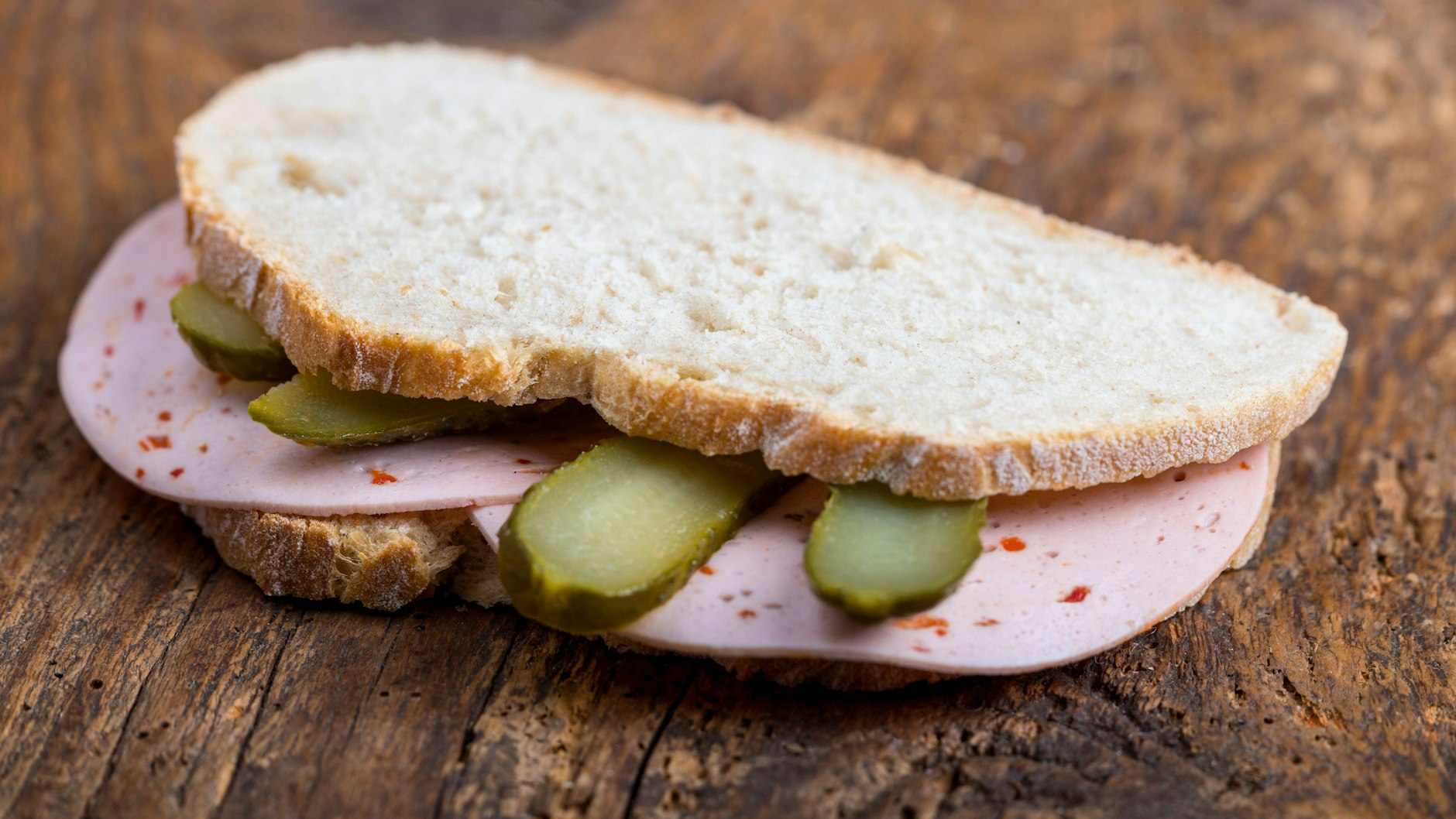 Nichts geht über ein leckeres Wurstbrot am Abend. Mit unserem Rezept für scharfe Sache aus der DDR holen Sie aus dem einfachen Essen das maximale kulinarische Erlebnis heraus.