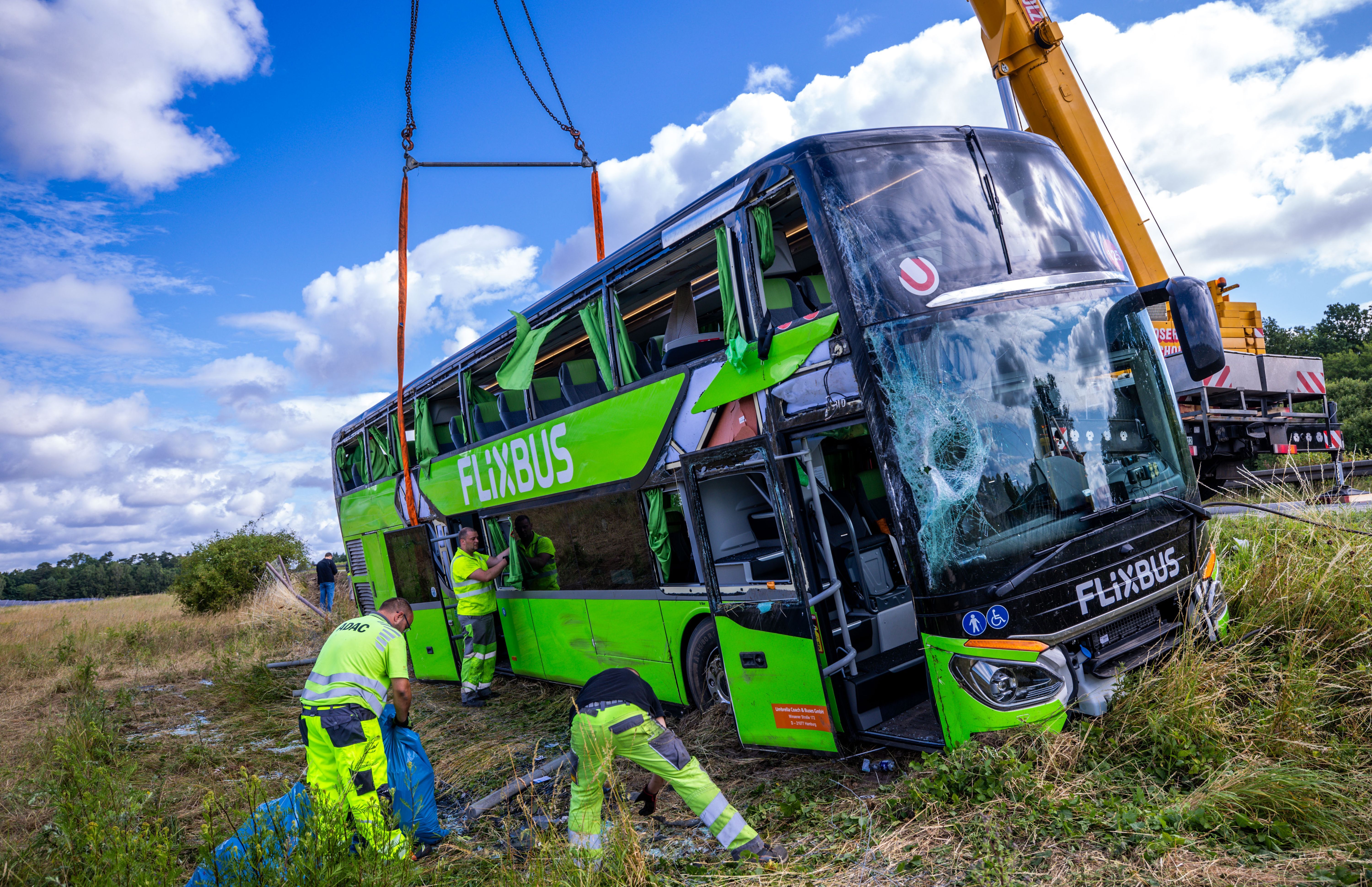 Image - Autobahn-Drama: Flixbus nach Berlin kippt auf der A19 um – 23 Verletzte