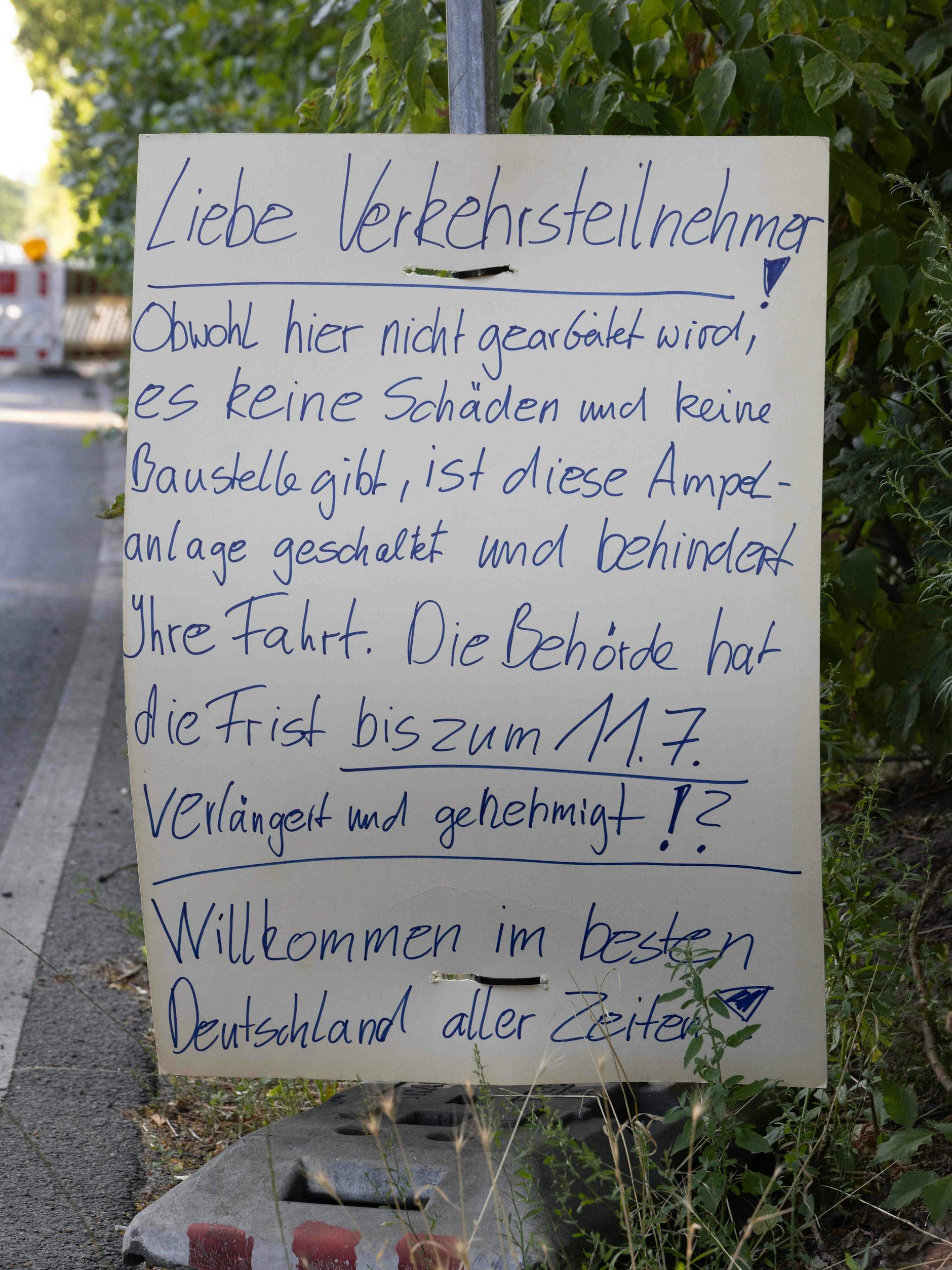Auf diesem Plakat lässt ein Autofahrer seinen Unmut über die nervige Baustelle ab.